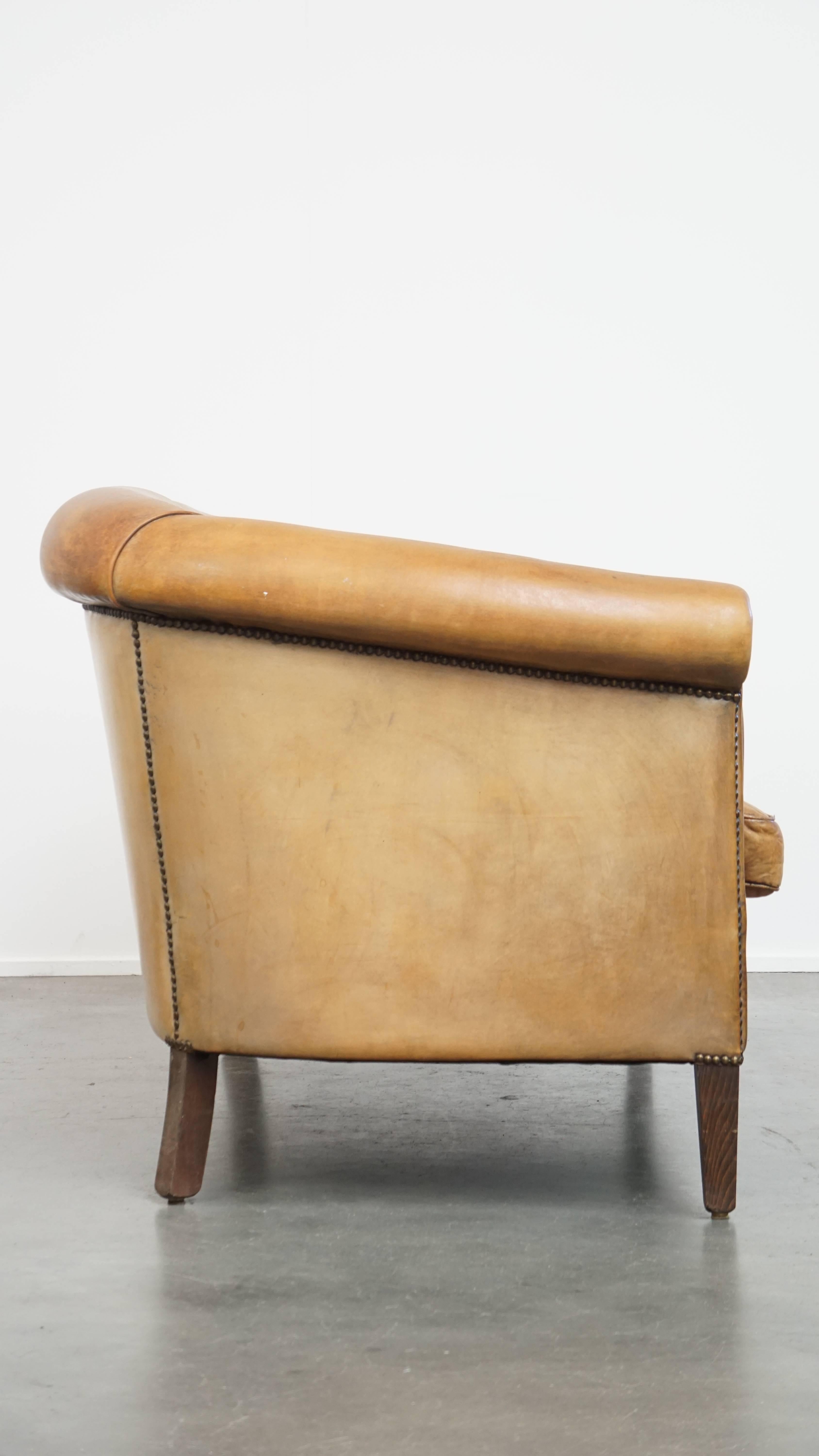 Angeboten wird dieses charaktervolle und schön gealterte Vintage-Schafsleder-2-Sitzer-Sofa im klassischen englischen Stil.

Die meisten Menschen würden zustimmen, dass Möbel aus Schafsleder mit zunehmendem Alter eine einzigartige und