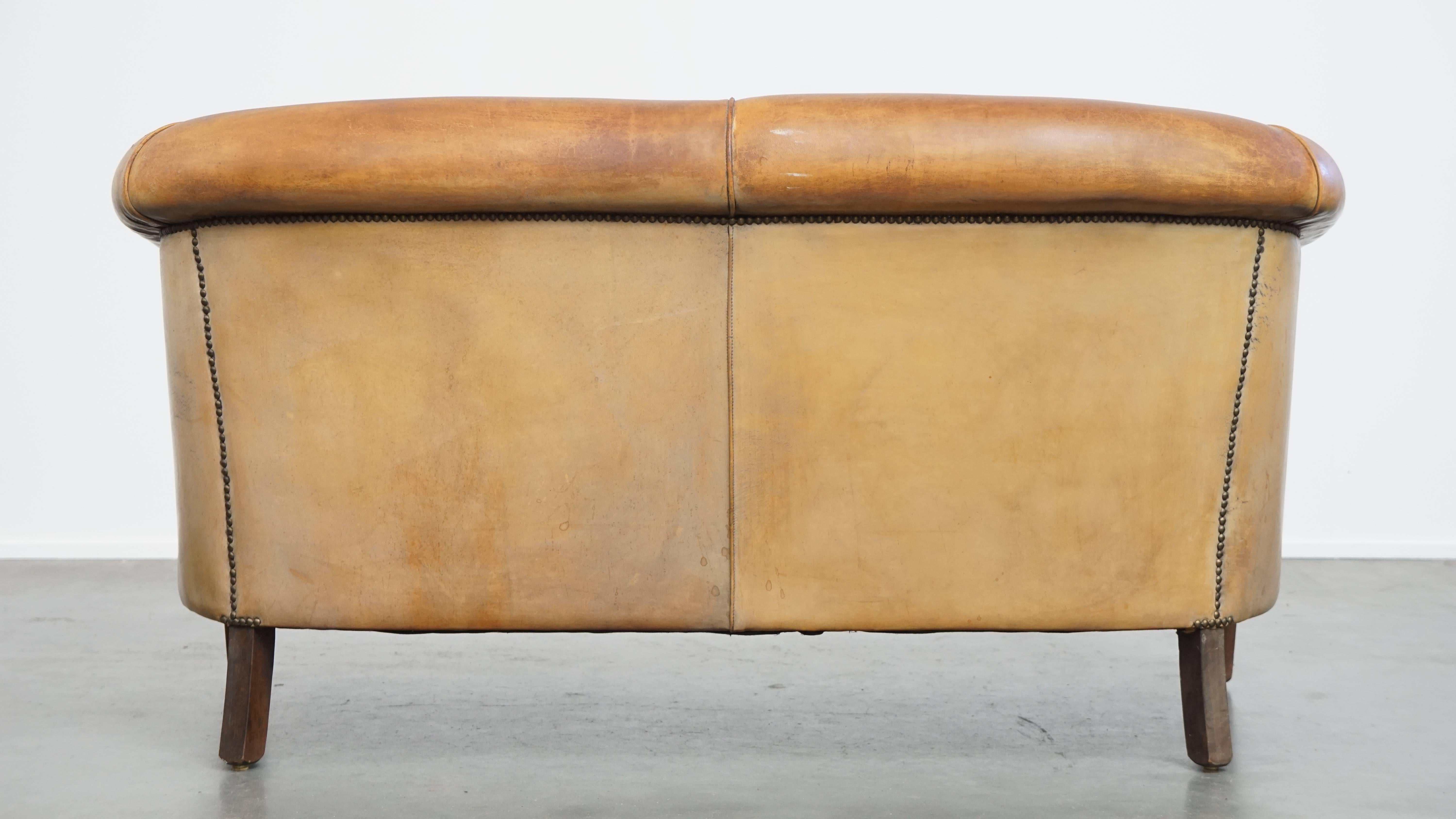 Vintage 2-Sitzer-Sofa aus Schafsleder im englischen Stil (Klassisch-römisch) im Angebot