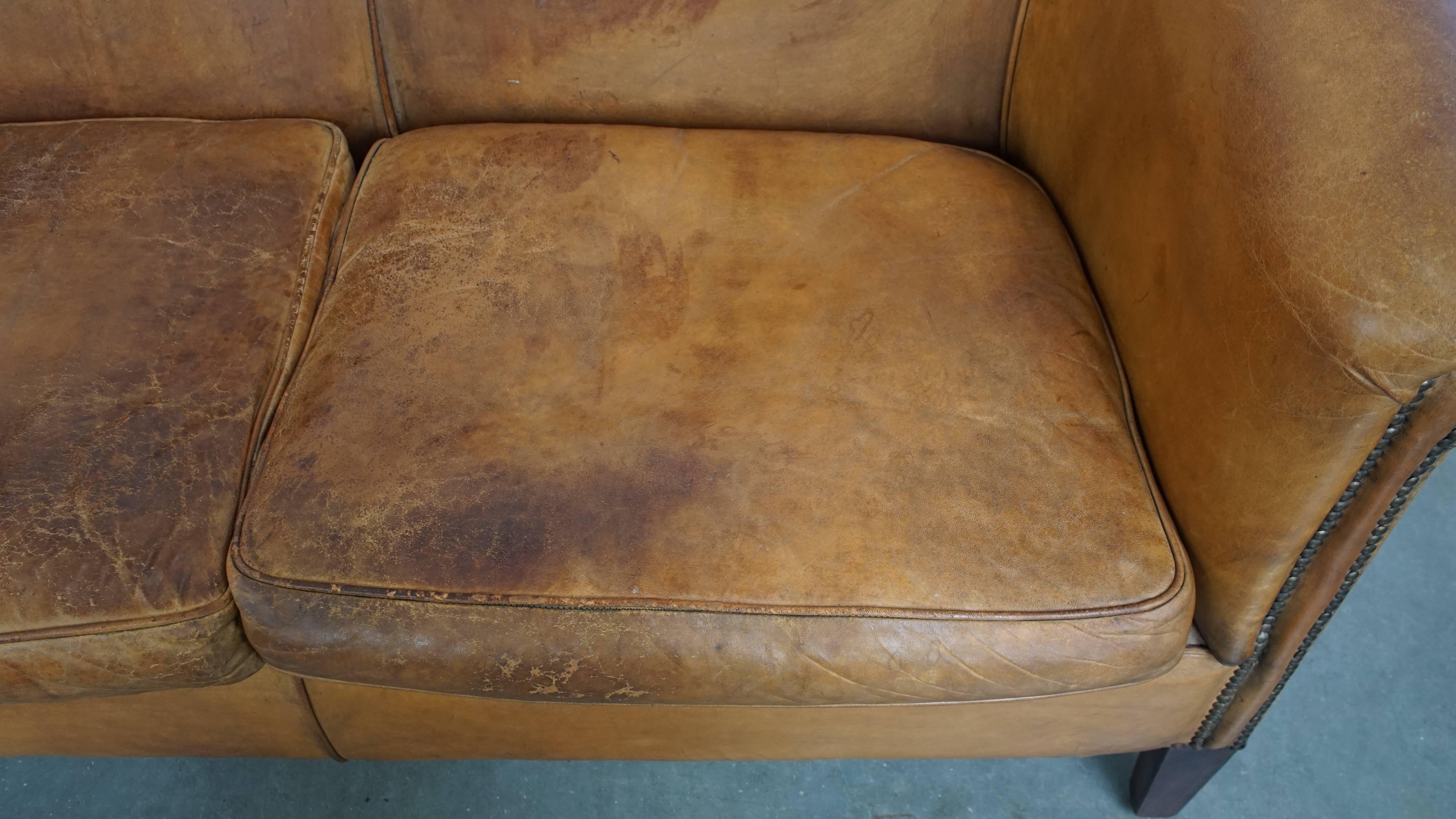 Vintage 2-Sitzer-Sofa aus Schafsleder im englischen Stil (20. Jahrhundert) im Angebot