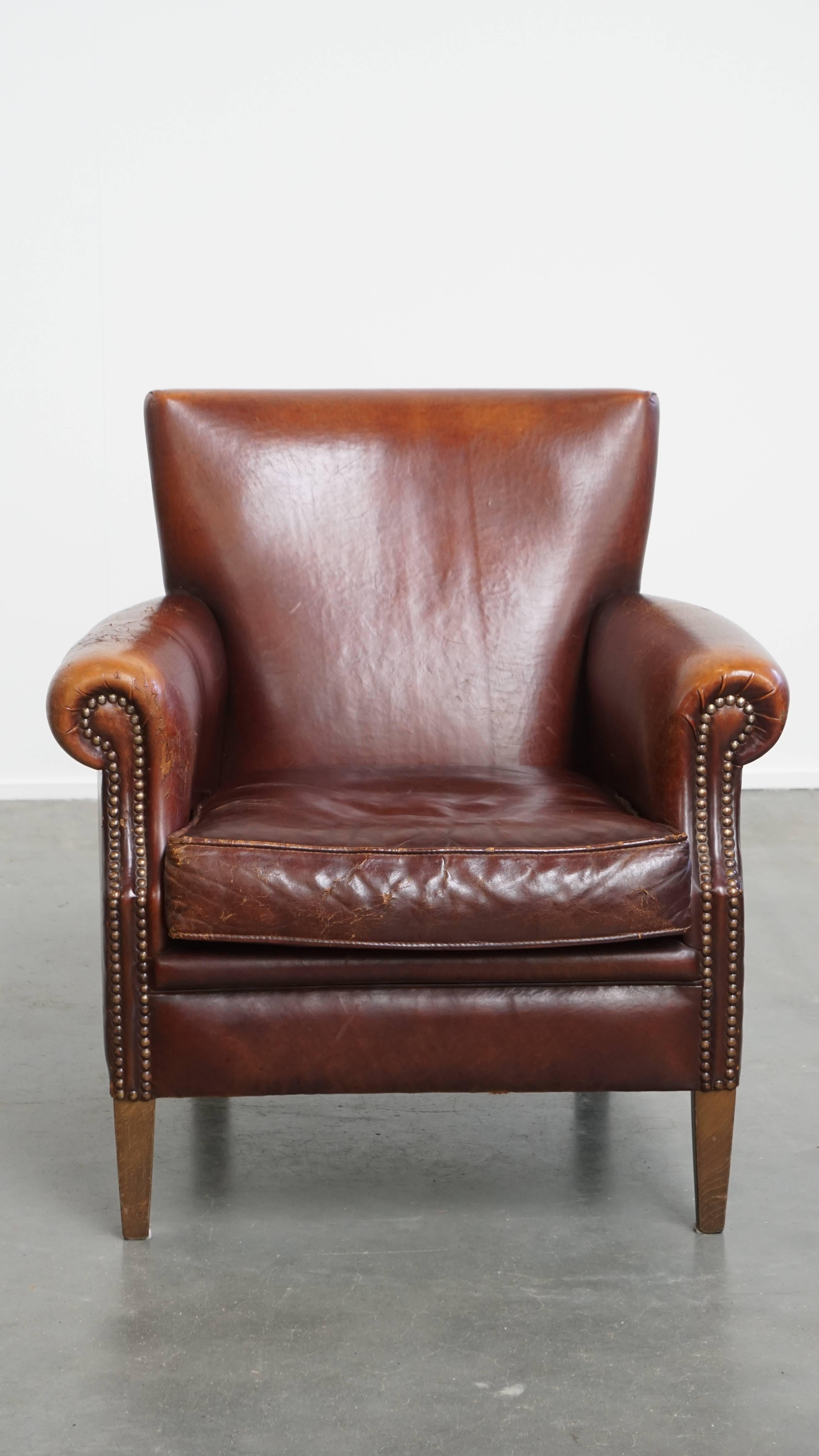 Angeboten wird dieser charaktervolle Vintage-Sessel aus Schafsleder mit warmen Farbtönen und einer schönen Patina. Im Laufe der Jahre hat dieser charmante Vintage-Schafsledersessel eine wunderbare Patina entwickelt. Seine warme und einladende