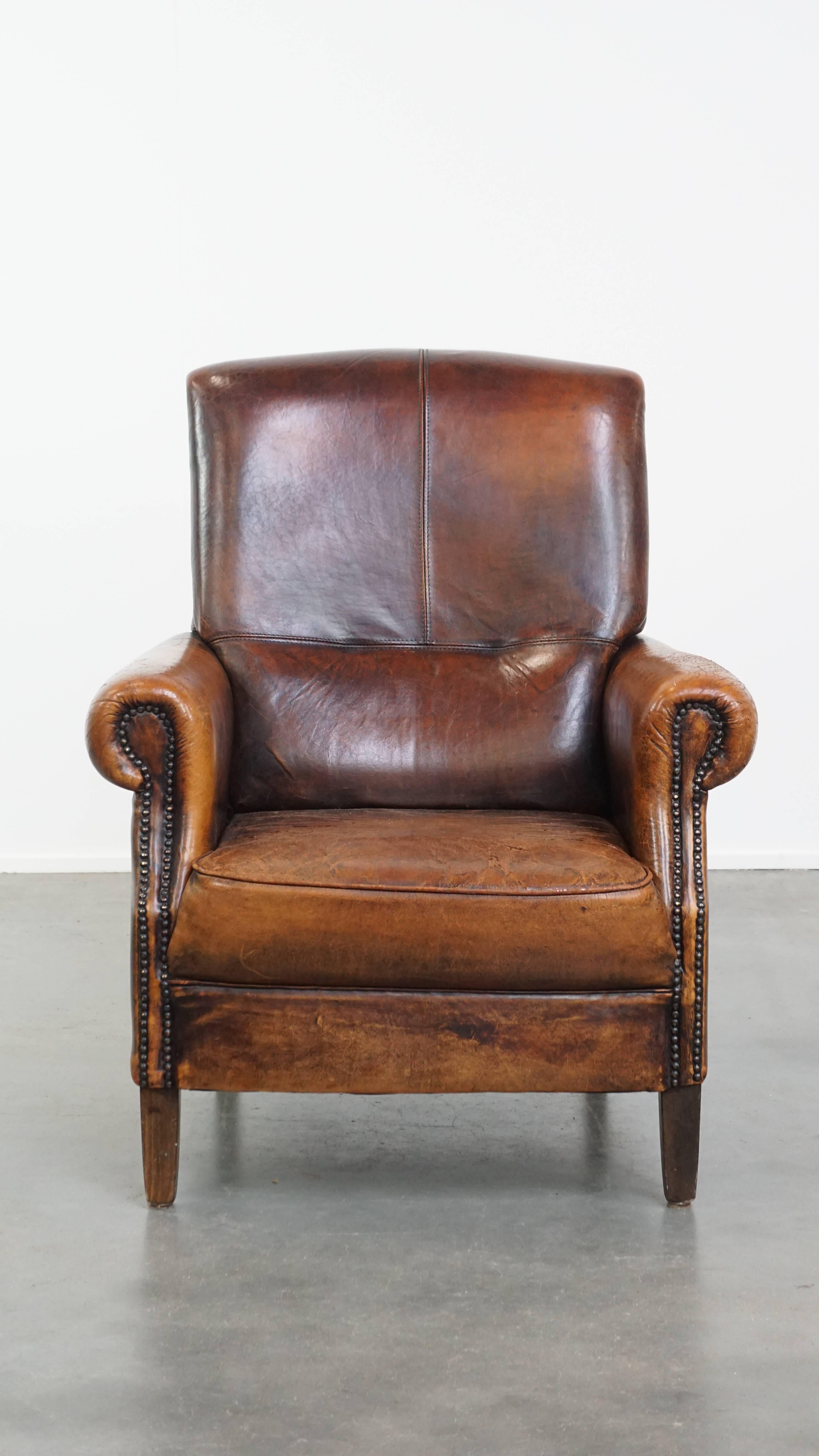 Te ofrecemos este sillón de piel de oveja vintage y resistente, con respaldo alto y excelente comodidad de asiento. Este sillón de piel de oveja, atrevido pero cómodo, ha desarrollado su aspecto único y robusto con el uso frecuente - ver