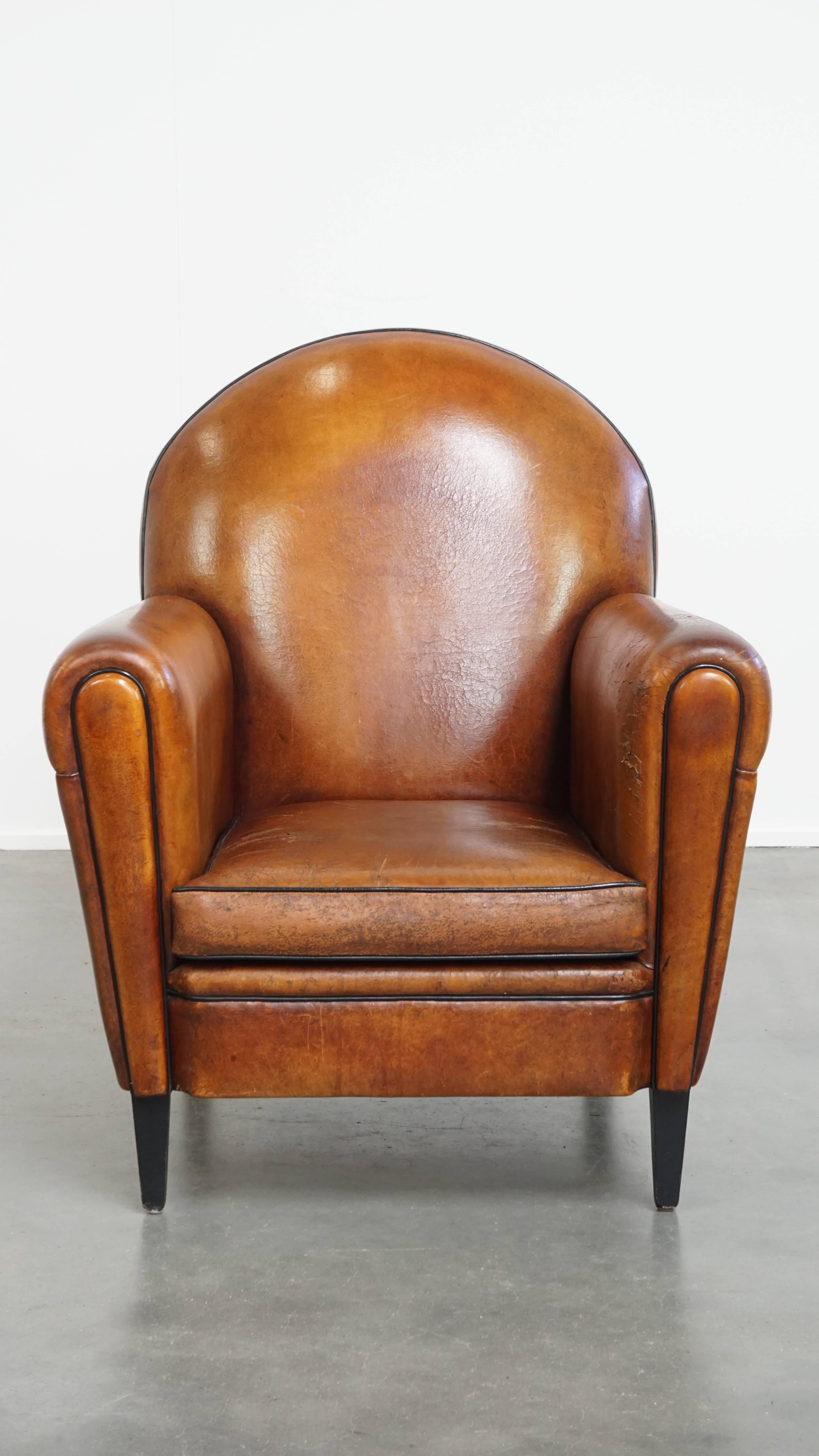 Nous vous proposons ce robuste fauteuil vintage en cuir de mouton de style Art Deco avec une belle patine. 

Au fil des ans, ce superbe fauteuil Art déco en cuir de mouton a acquis une riche patine et un aspect caractéristique. Il présente une