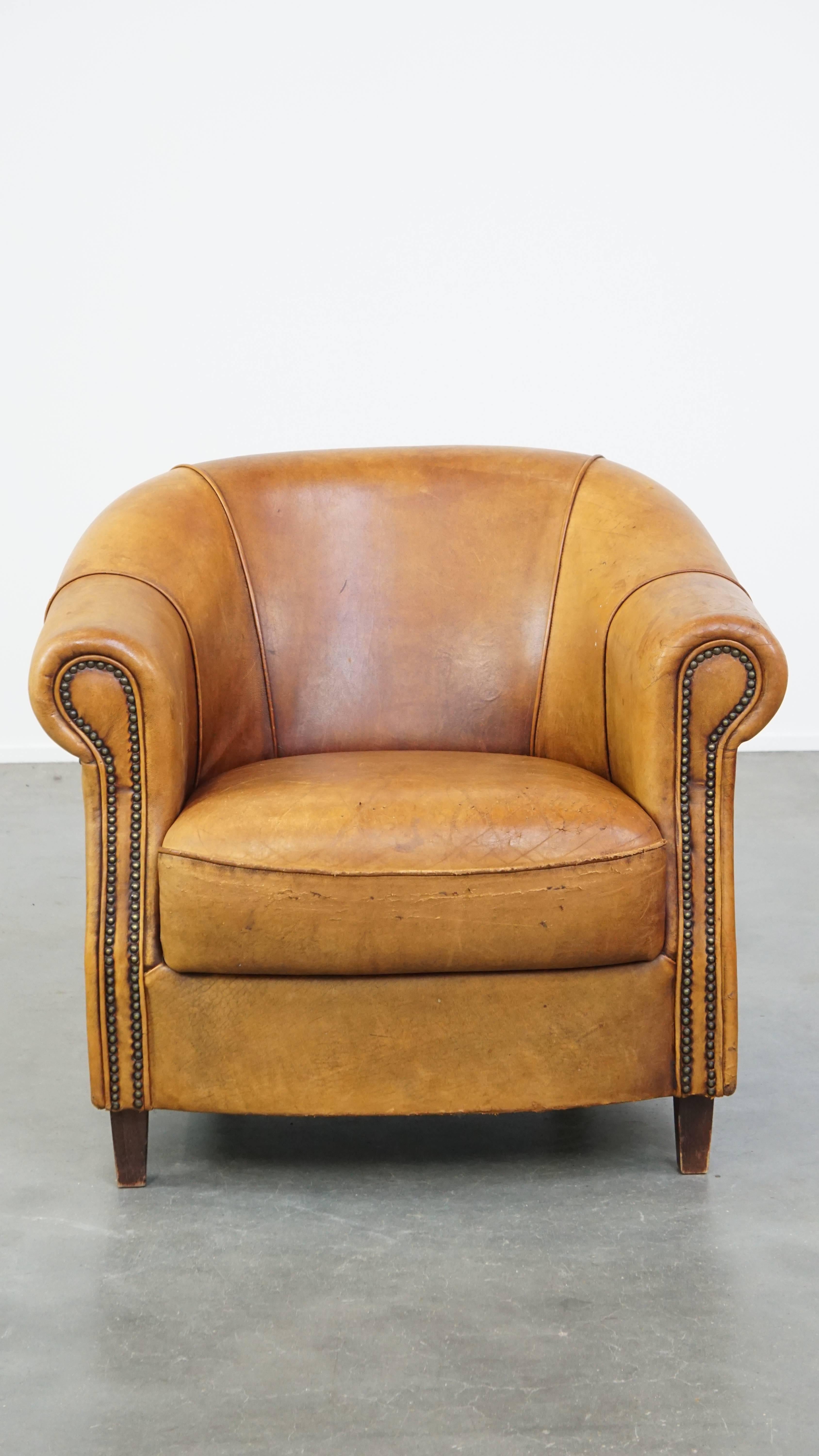 This stunning vintage sheepskin leather club armchair will feel at home almost anywhere. It is full of character and features a refined finish with decorative nails. Combined with its neat design, this gives it a touch of elegance and charm.

The