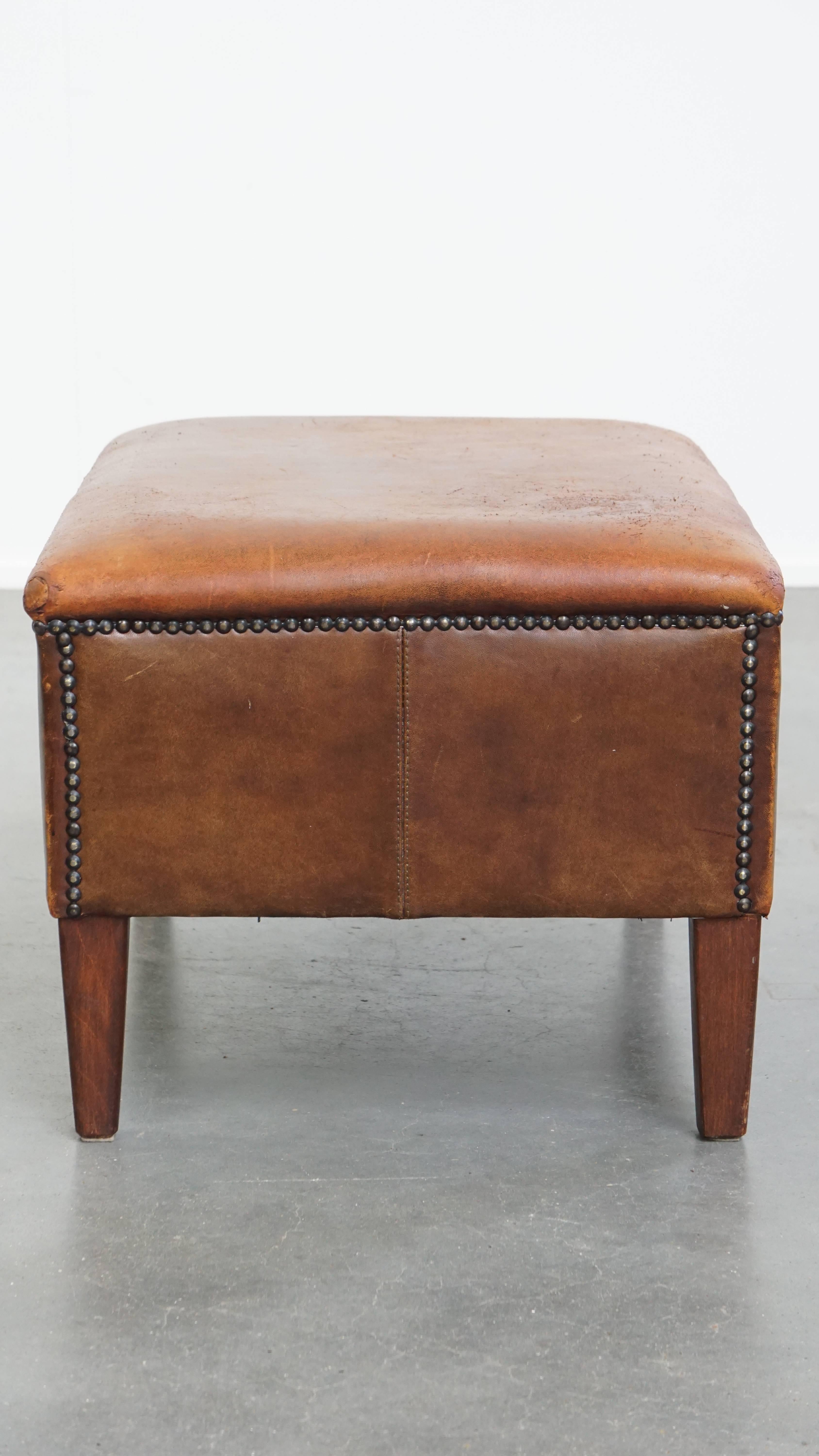 Otomana vintage de piel de oveja Romano clásico en venta