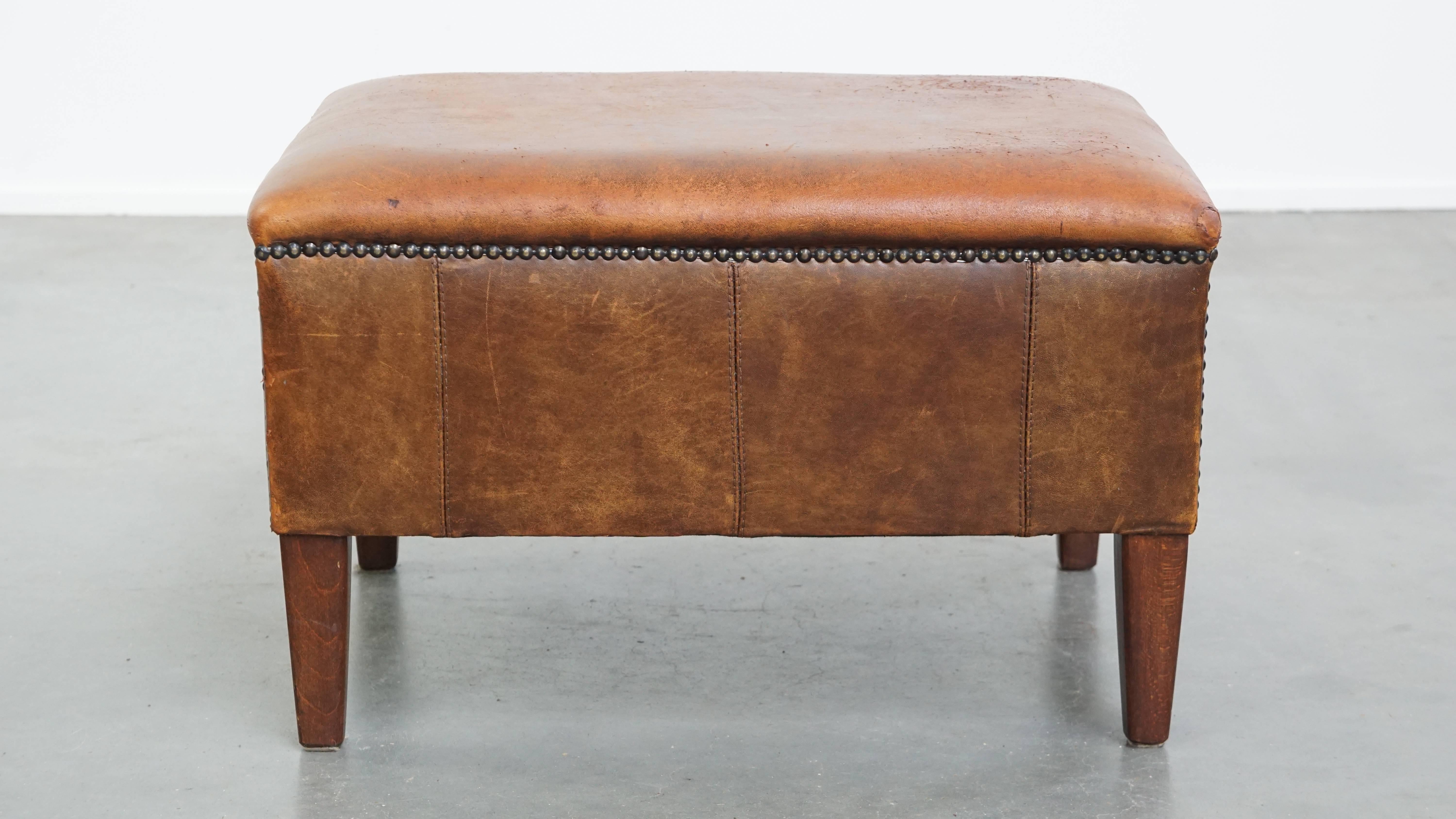 Otomana vintage de piel de oveja Hecho a mano en venta