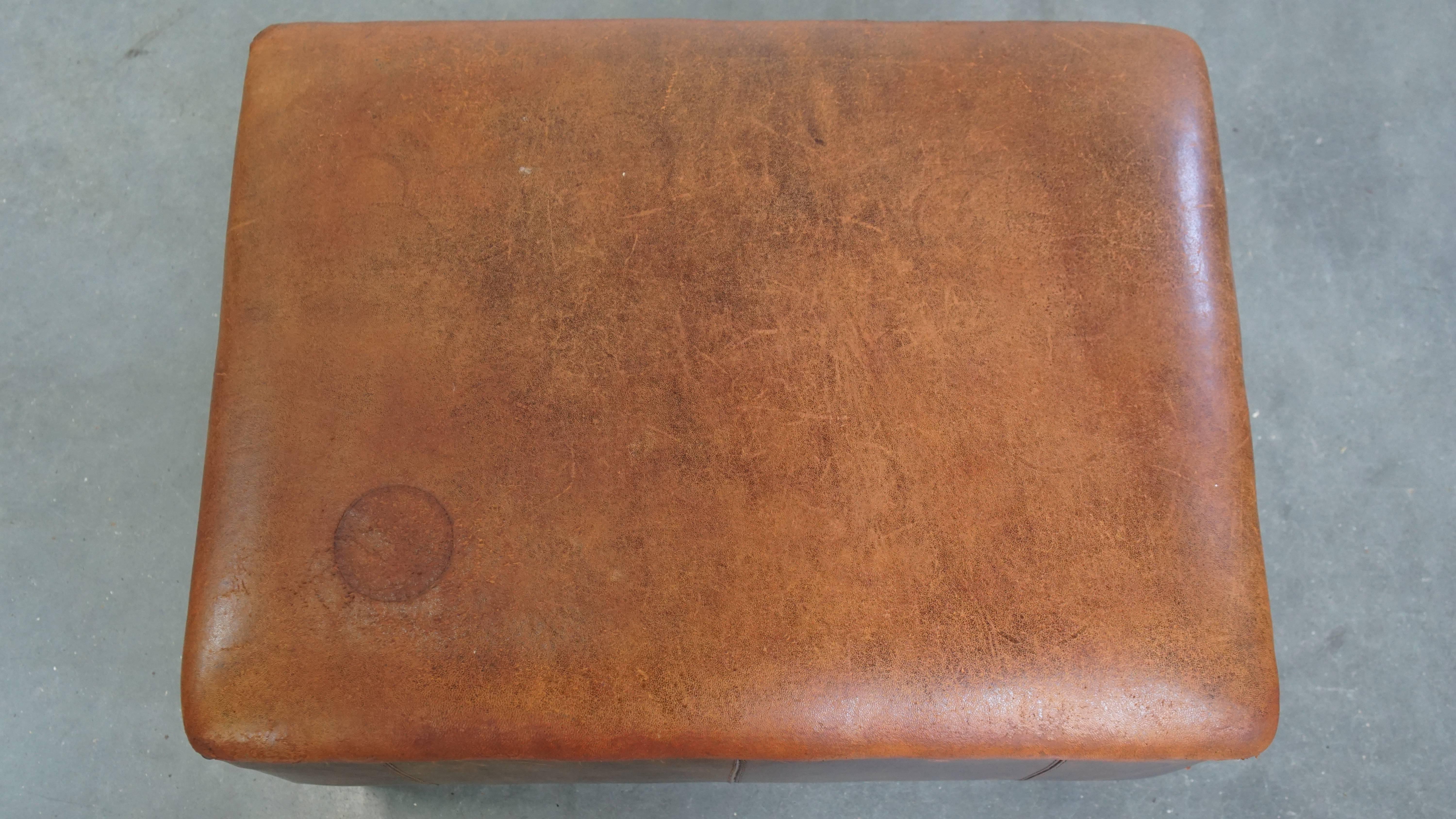 Otomana vintage de piel de oveja siglo XX en venta