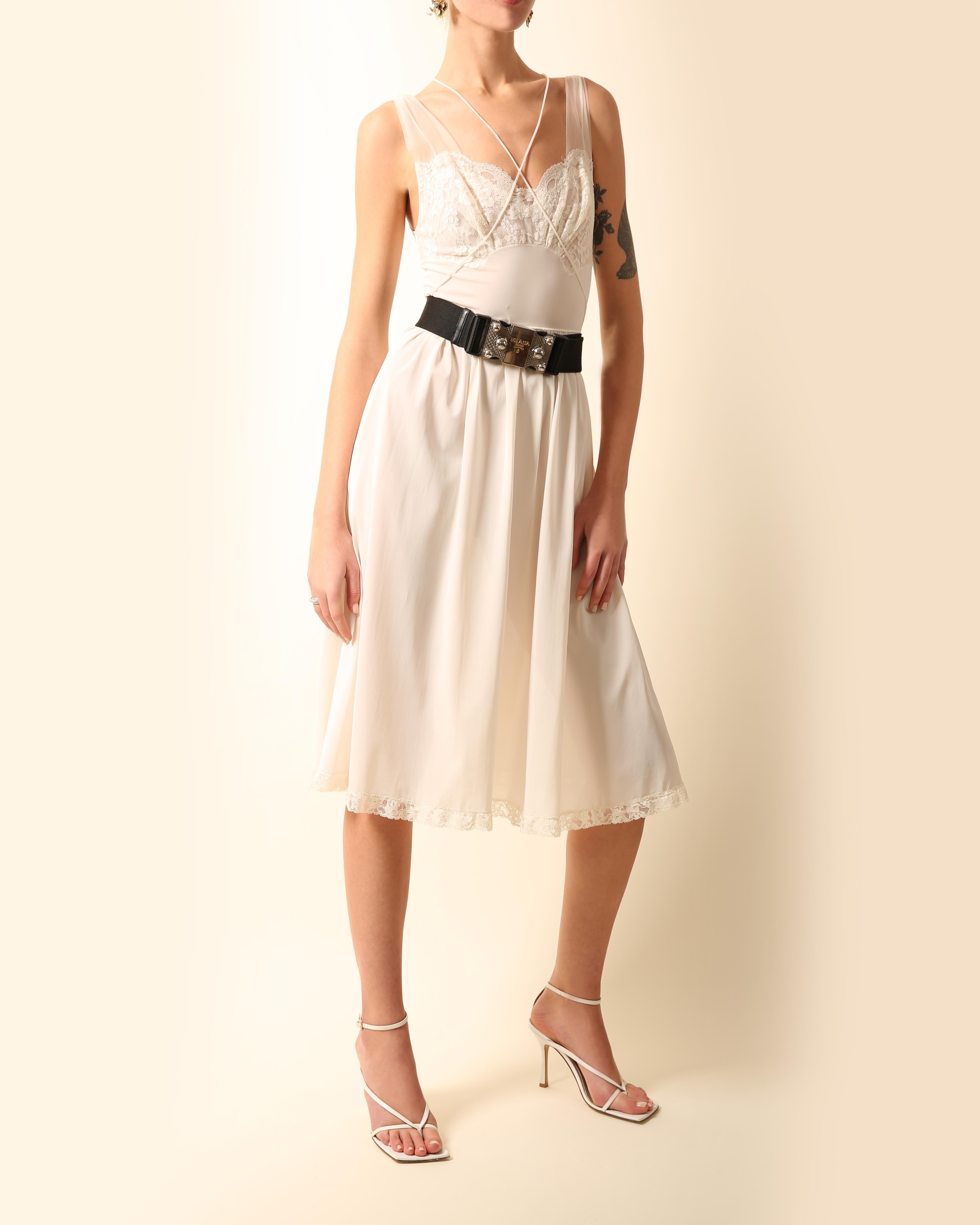 Elfenbeinweißes, durchsichtiges Midi-Nachtkleid aus Spitze im Hochzeitsstil mit Slip- Gewänder (Weiß) im Angebot