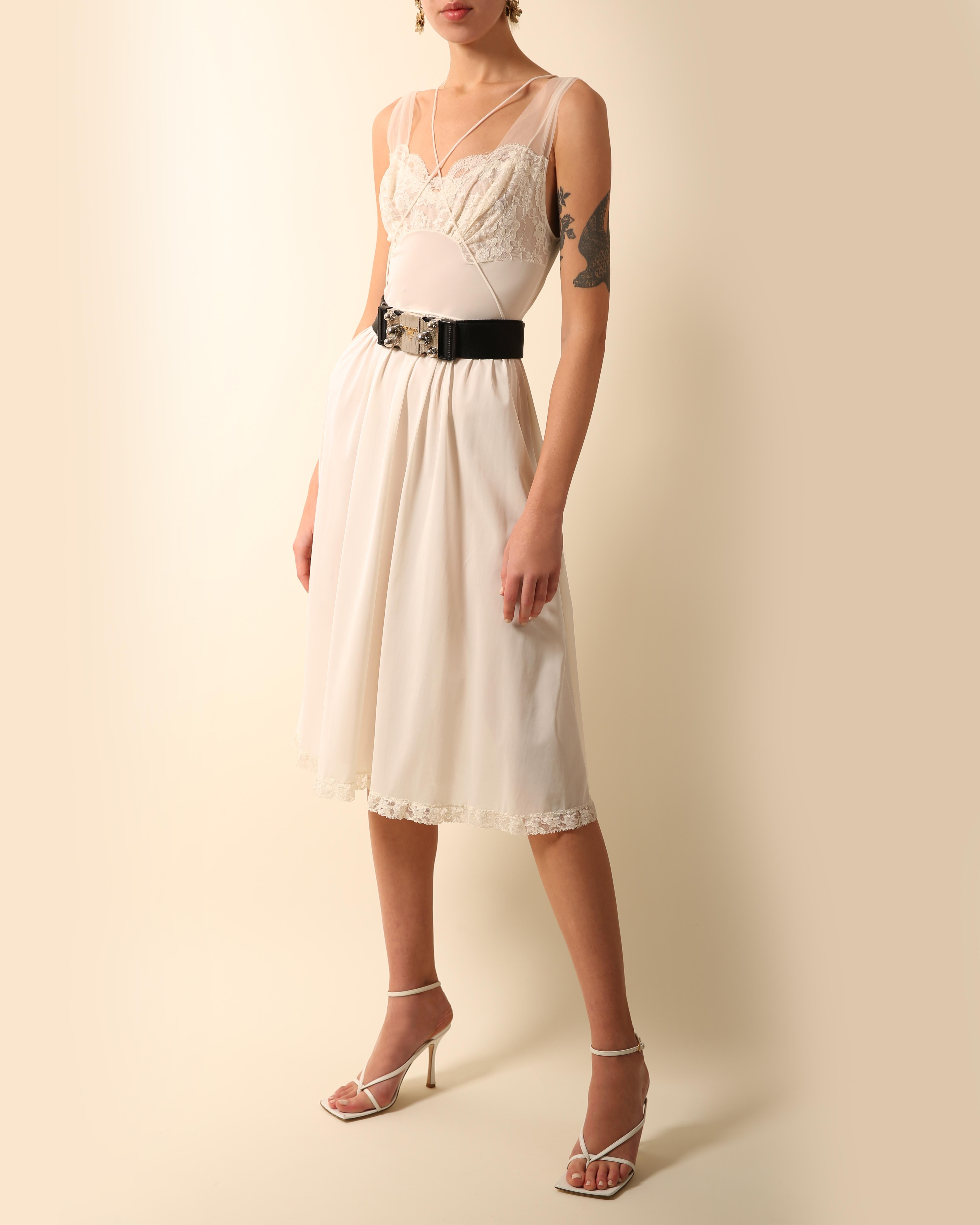 Elfenbeinweißes, durchsichtiges Midi-Nachtkleid aus Spitze im Hochzeitsstil mit Slip- Gewänder im Angebot 1