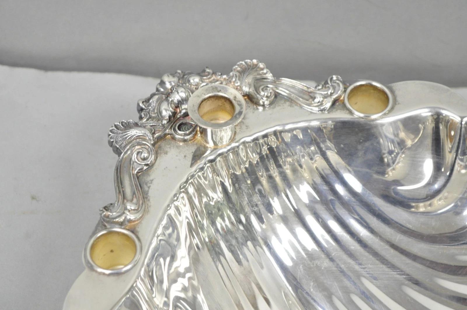 20ième siècle Vintage Sheffield Silver Co. Plat de service à pied en métal argenté Clam Shell en vente