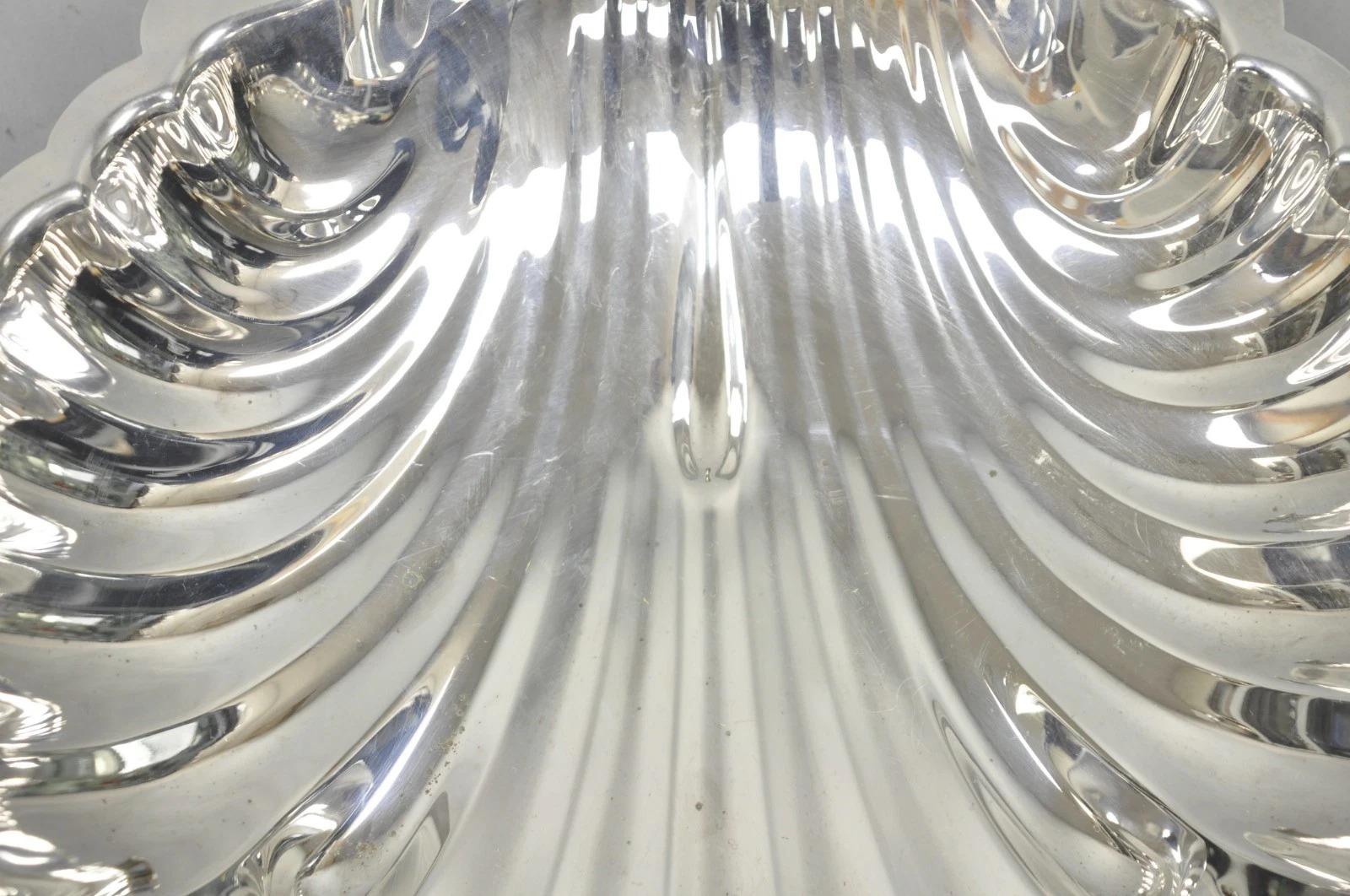 Plaqué argent Vintage Sheffield Silver Co. Plat de service à pied en métal argenté Clam Shell en vente