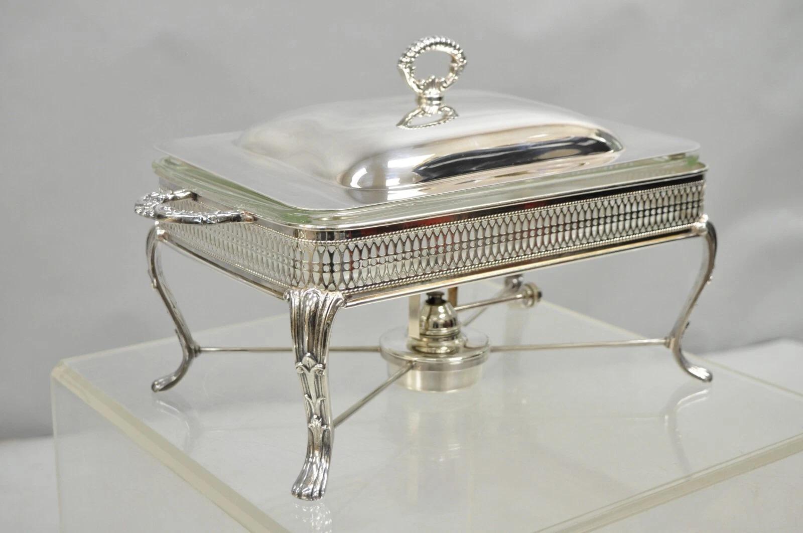 Vintage Sheffield USA Style Victorien Argenté Chafing Dish Buffet Chauffe Nourriture avec 2 Qt Pyrex Glass Dish. Circa Late 20th Century. Dimensions : 9