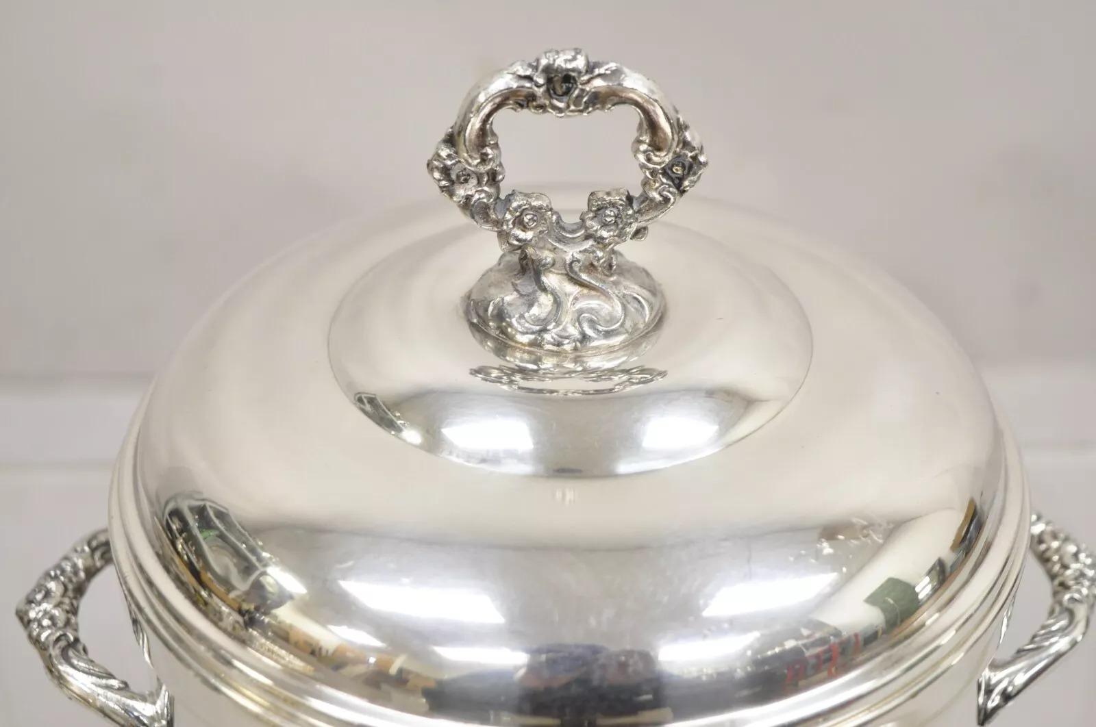 Secchiello per il ghiaccio a due manici con coperchio, vintage Sheffield Victorian, placcato in argento. L'oggetto presenta un interno foderato in vetro, una maniglia ornata e un marchio originale. Circa metà del XX secolo. Misure: 9