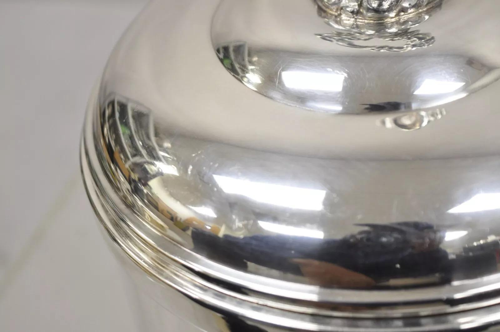 Secchiello per il ghiaccio a due manici con coperchio, vintage Sheffield Victorian Silver Plated In condizioni buone in vendita a Philadelphia, PA