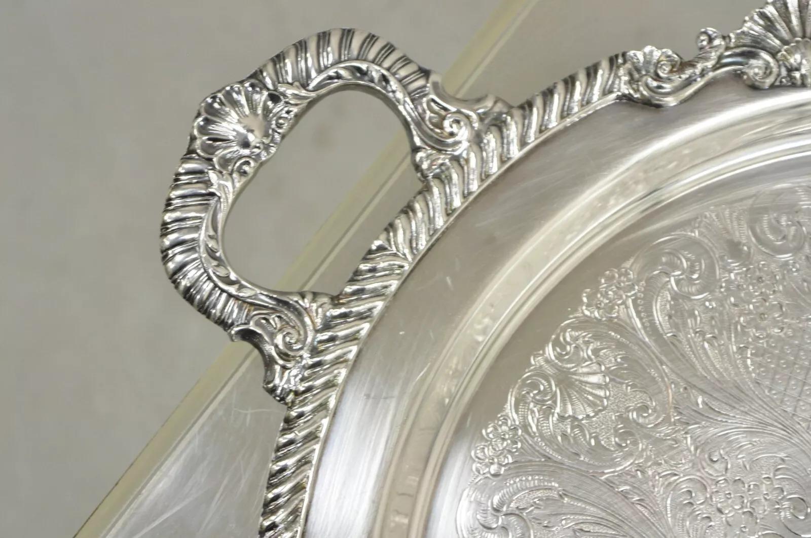 Bandeja redonda con dos asas chapada en plata de estilo victoriano de Sheffield. Mediados del siglo XX. Medidas: 1