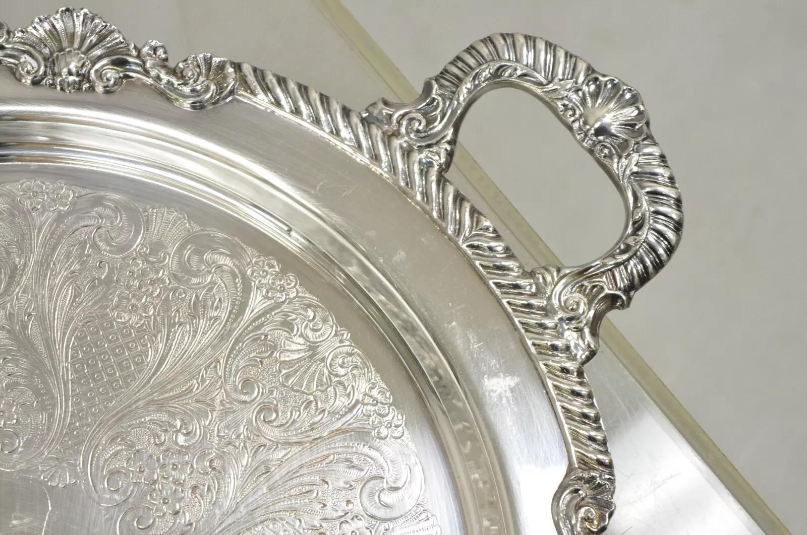 Bandeja redonda con dos asas chapada en plata de estilo victoriano Vintage Sheffield en Bueno estado para la venta en Philadelphia, PA