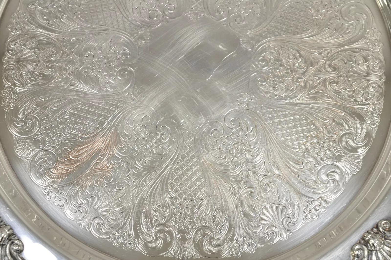 Bandeja redonda con dos asas chapada en plata de estilo victoriano Vintage Sheffield siglo XX en venta