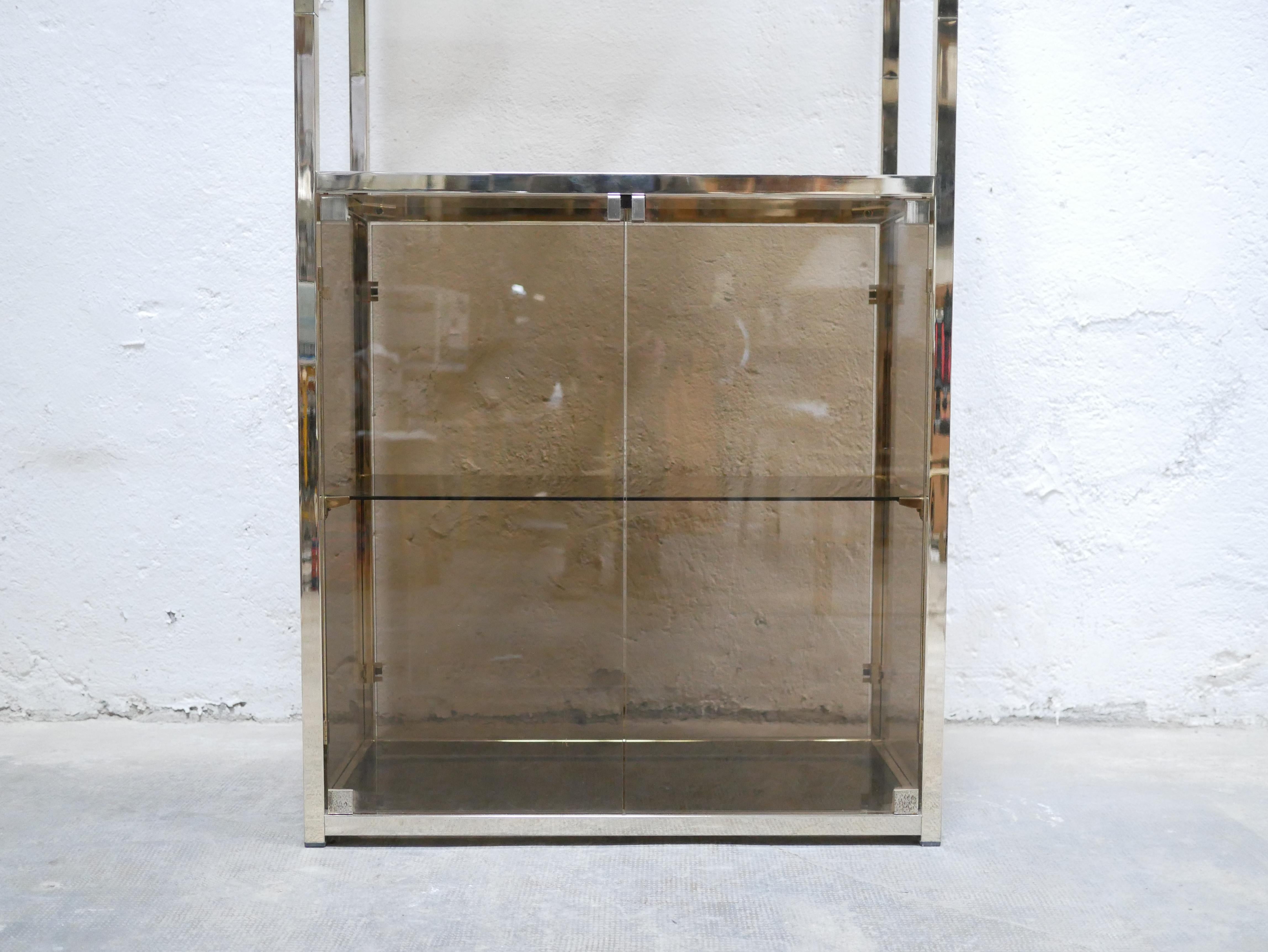 Vintage Shelf Bookcase in Brass and Smoked Glass In Good Condition For Sale In AIGNAN, FR