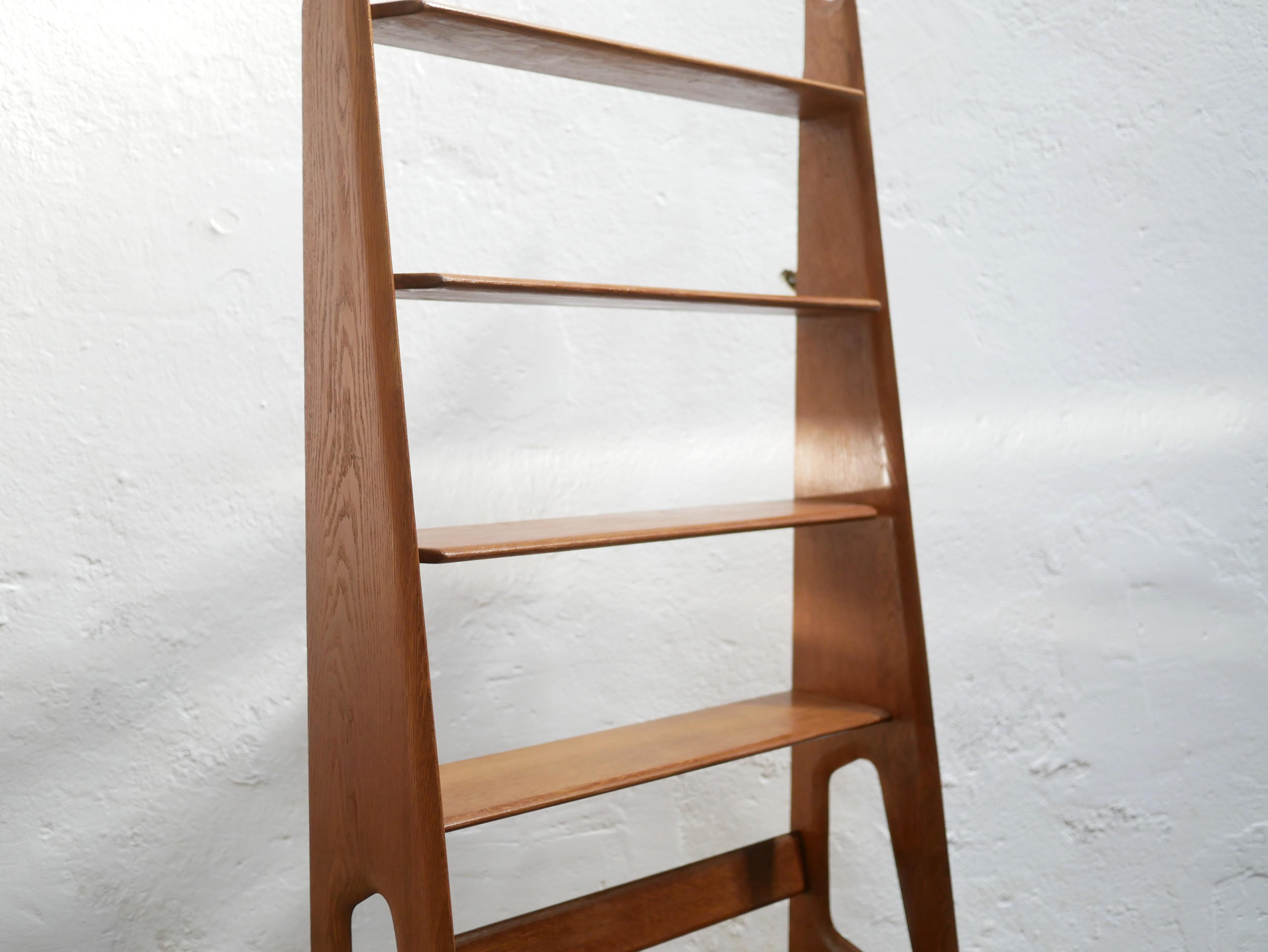 Estantería de roble diseñada por el diseñador francés Pierre Cruège en la década de 1950.

Sus líneas atrevidas, su estética refinada y aireada, y su practicidad combinarán a la perfección con la decoración contemporánea.

Este modelo es una pieza