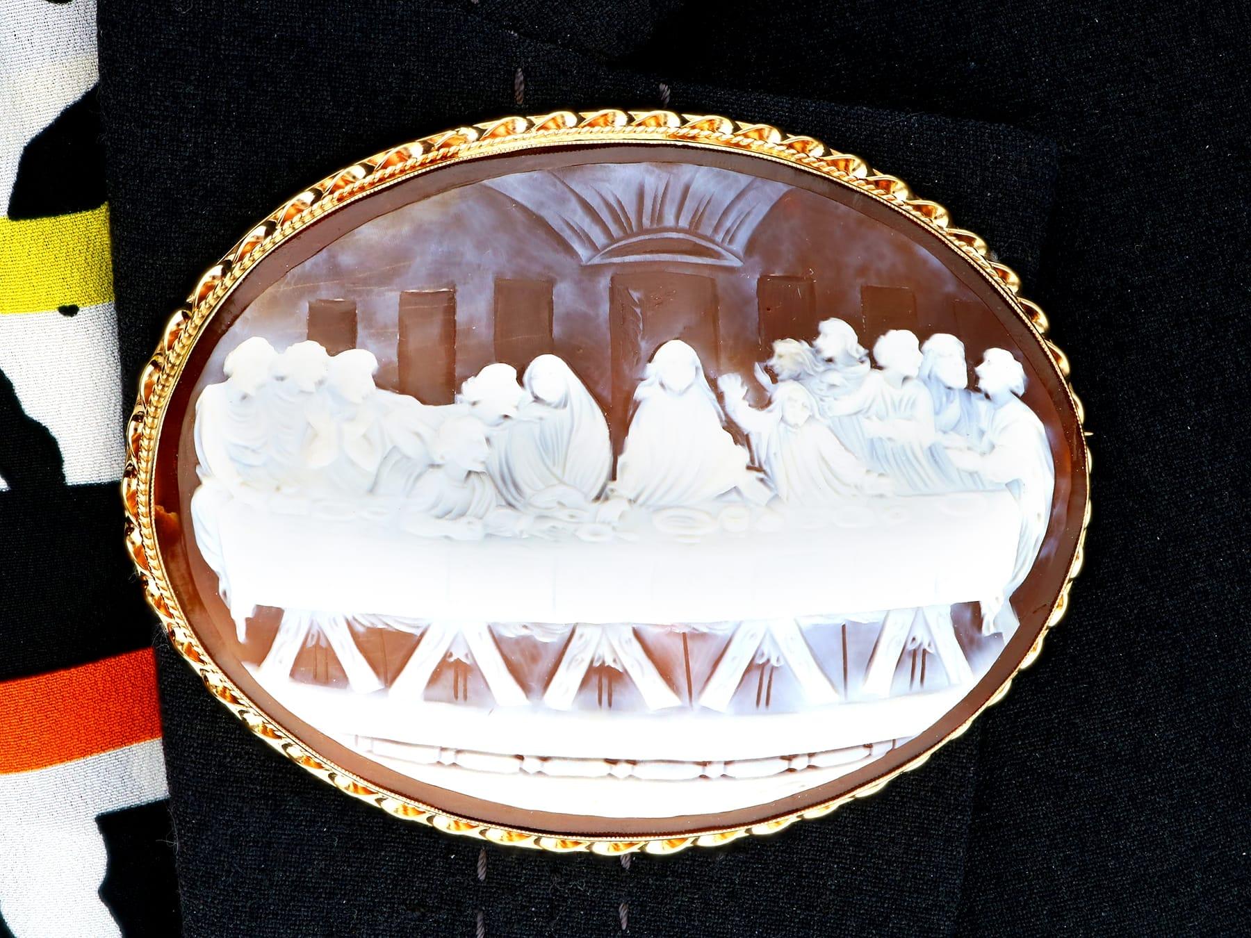 Vintage Shell and 9k Yellow Gold Last Supper Cameo Brooch 1974 For Sale 8