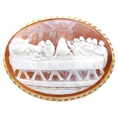 Broche camée Last Supper en coquillage et or jaune 9 carats, 1974