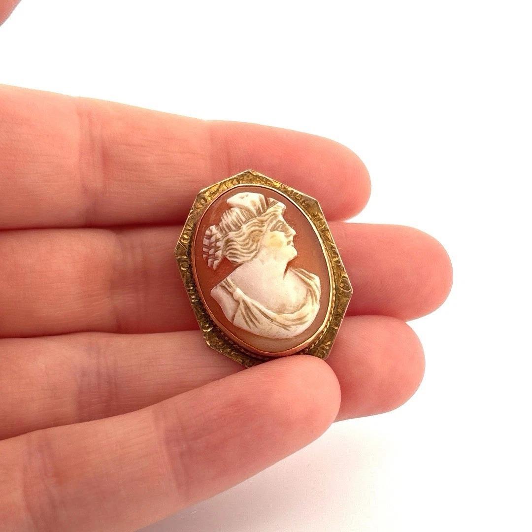 Art Deco Vintage Shell Cameo 10K Gold Frame 5.08g Brooch Pendant 3cm x 2.5cm For Sale