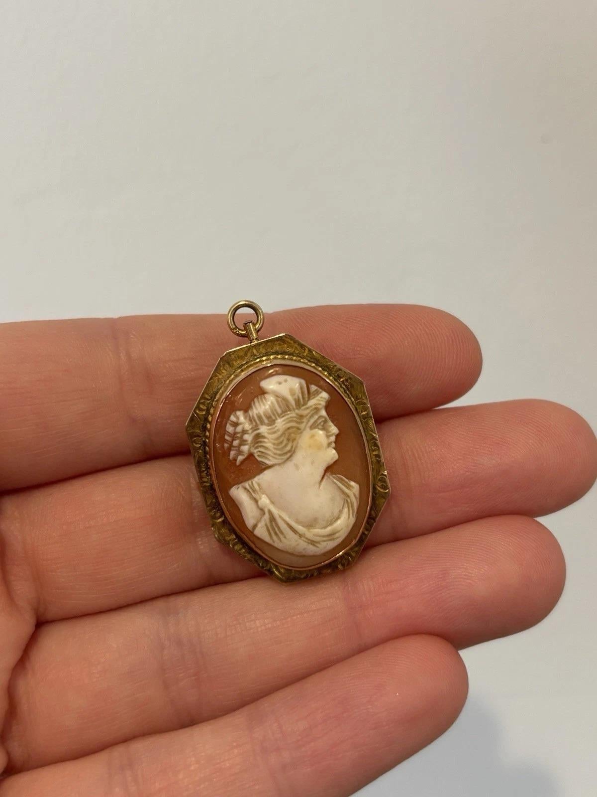 Vintage Shell Cameo 10K Gold Frame 5.08g Brooch Pendant 3cm x 2.5cm In Excellent Condition For Sale In Carmel By The Sea, CA