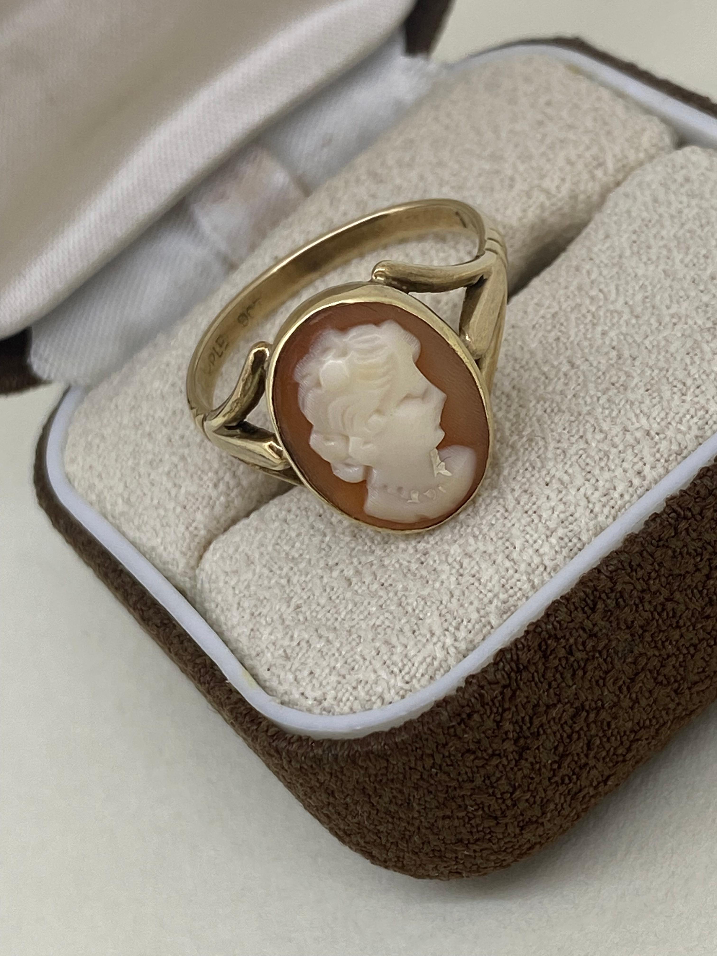 Meticolosamente realizzato in oro giallo 9 carati 
questo anello Vintage/Retro è sopravvissuto in 
condizioni straordinariamente buone

con un cammeo di conchiglia, 
raffigurante il profilo di una giovane donna che indossa una collana,
che si