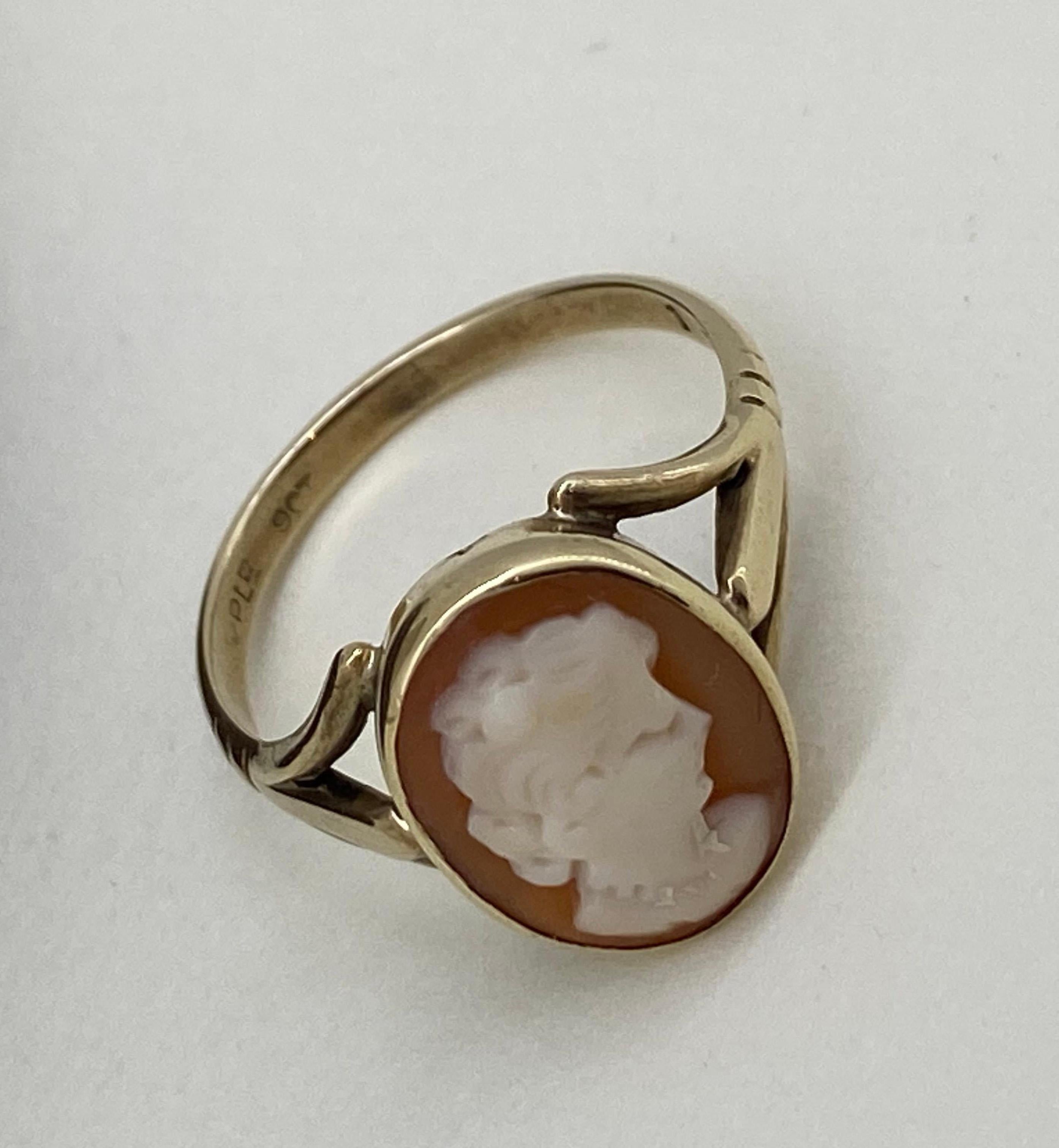 Anello con cammeo a conchiglia vintage in oro 9K. Spalle divise. Maker's Mark. In condizioni ottime in vendita a MELBOURNE, AU