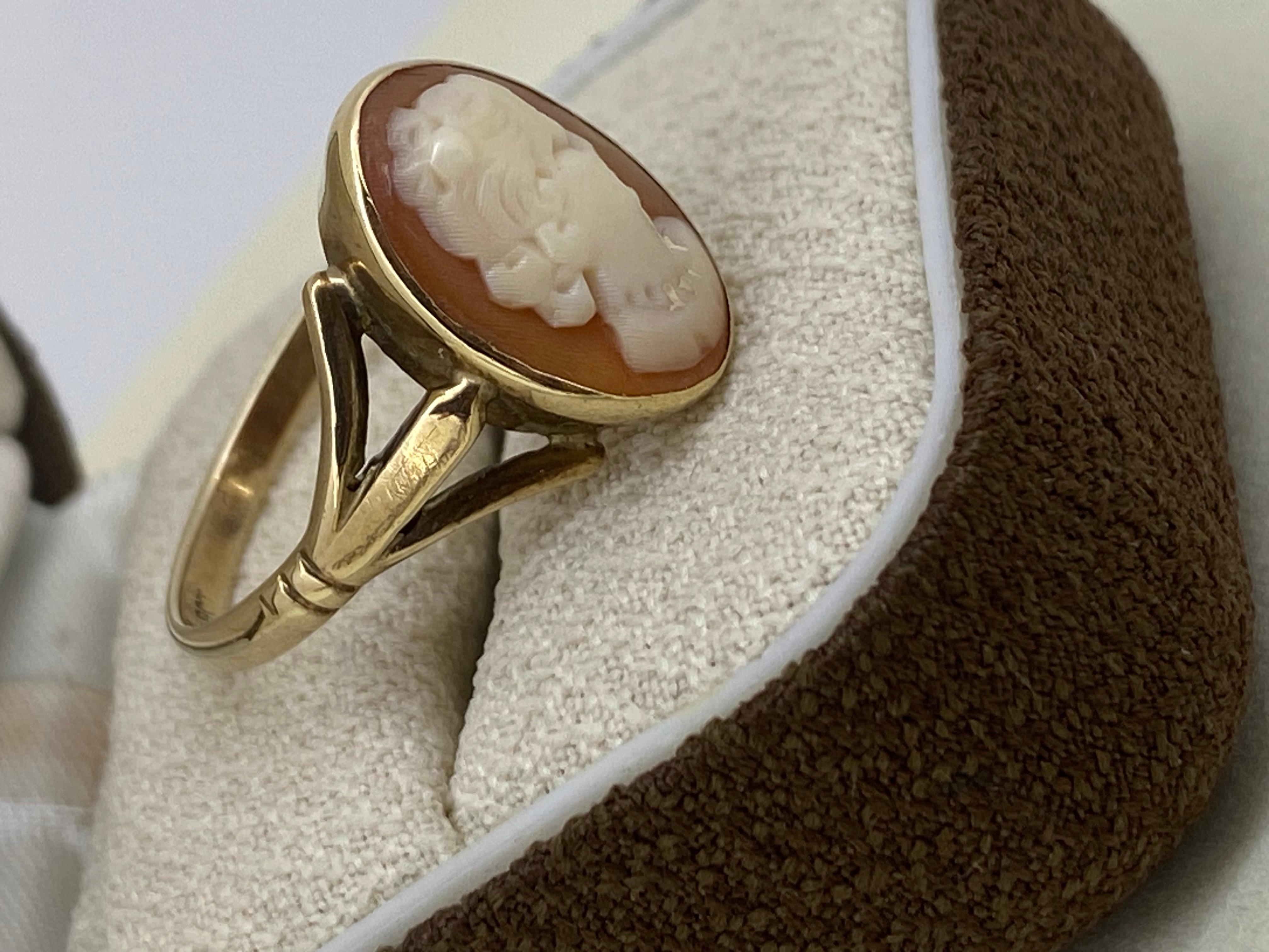 Anello con cammeo a conchiglia vintage in oro 9K. Spalle divise. Maker's Mark. in vendita 1