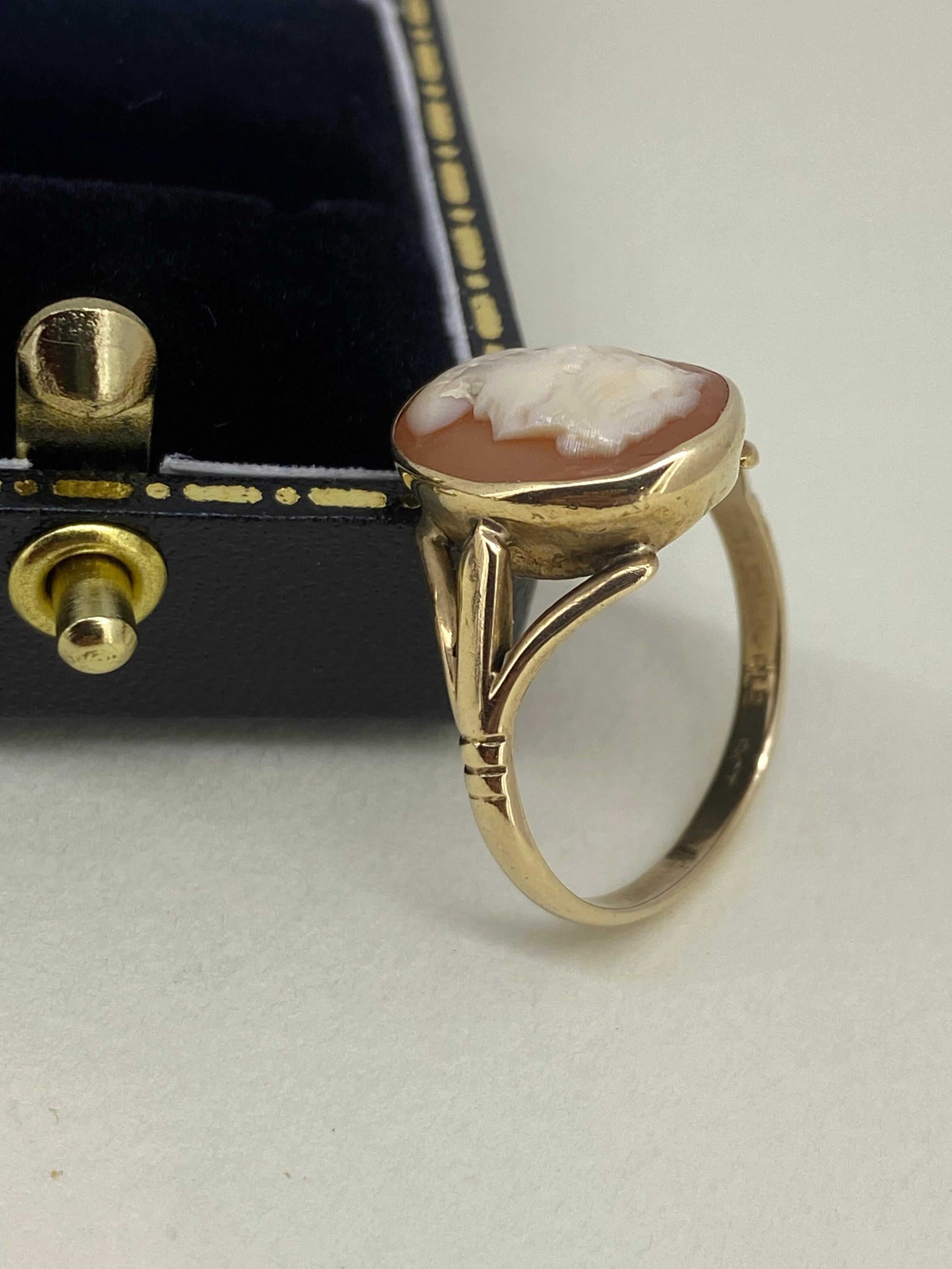Anello con cammeo a conchiglia vintage in oro 9K. Spalle divise. Maker's Mark. in vendita 2