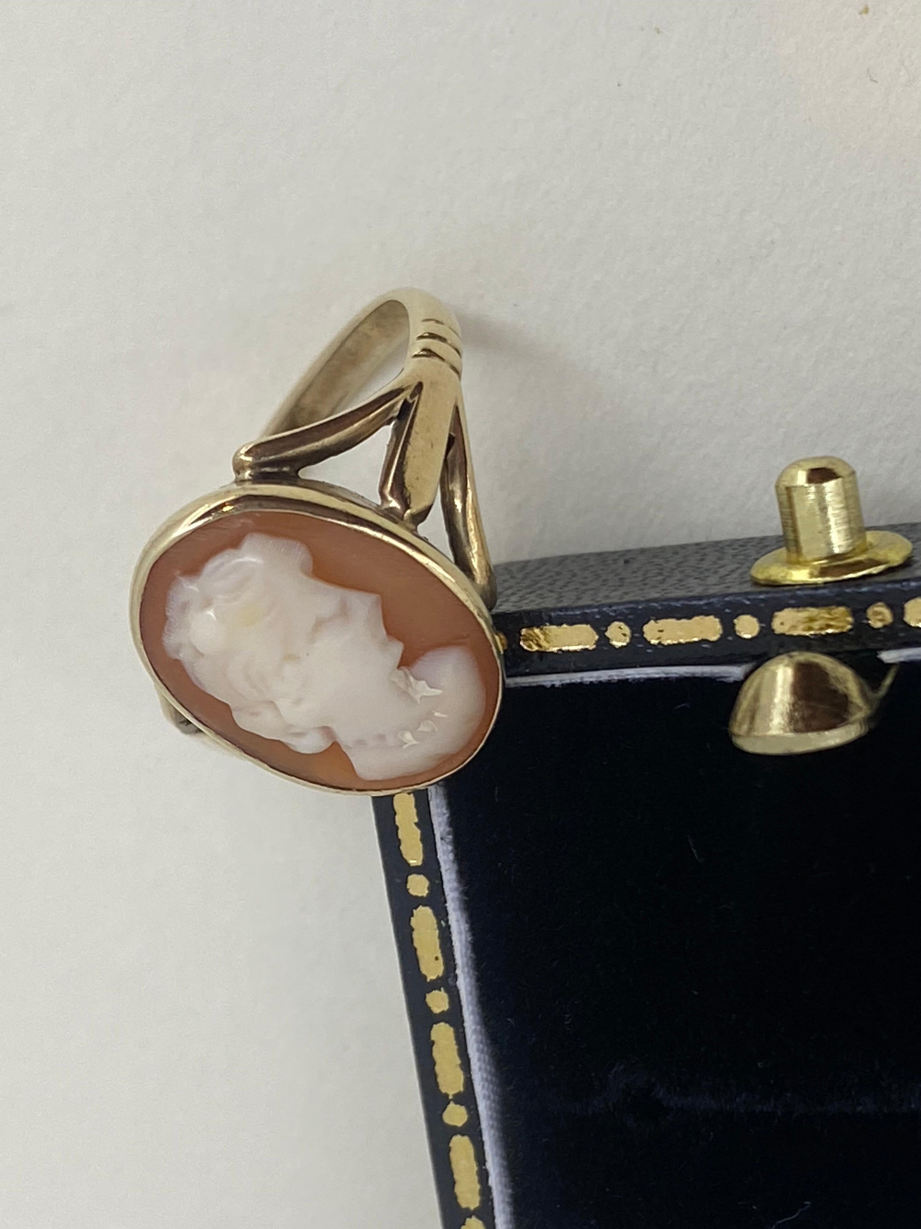 Anello con cammeo a conchiglia vintage in oro 9K. Spalle divise. Maker's Mark. in vendita 3