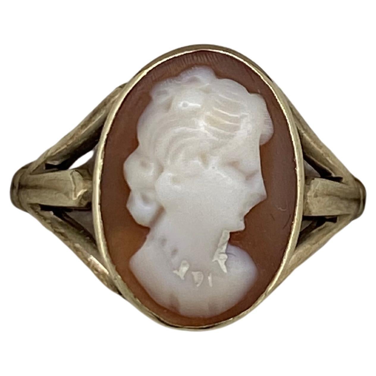 Anello con cammeo a conchiglia vintage in oro 9K. Spalle divise. Maker's Mark. in vendita