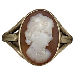 Anello con cammeo a conchiglia vintage in oro 9K. Spalle divise. Maker's Mark.