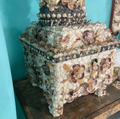 Jarrón-urna vintage con incrustaciones de conchas y pedestal