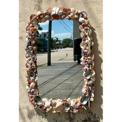 Vintage-Wandspiegel mit Muschelkrasen