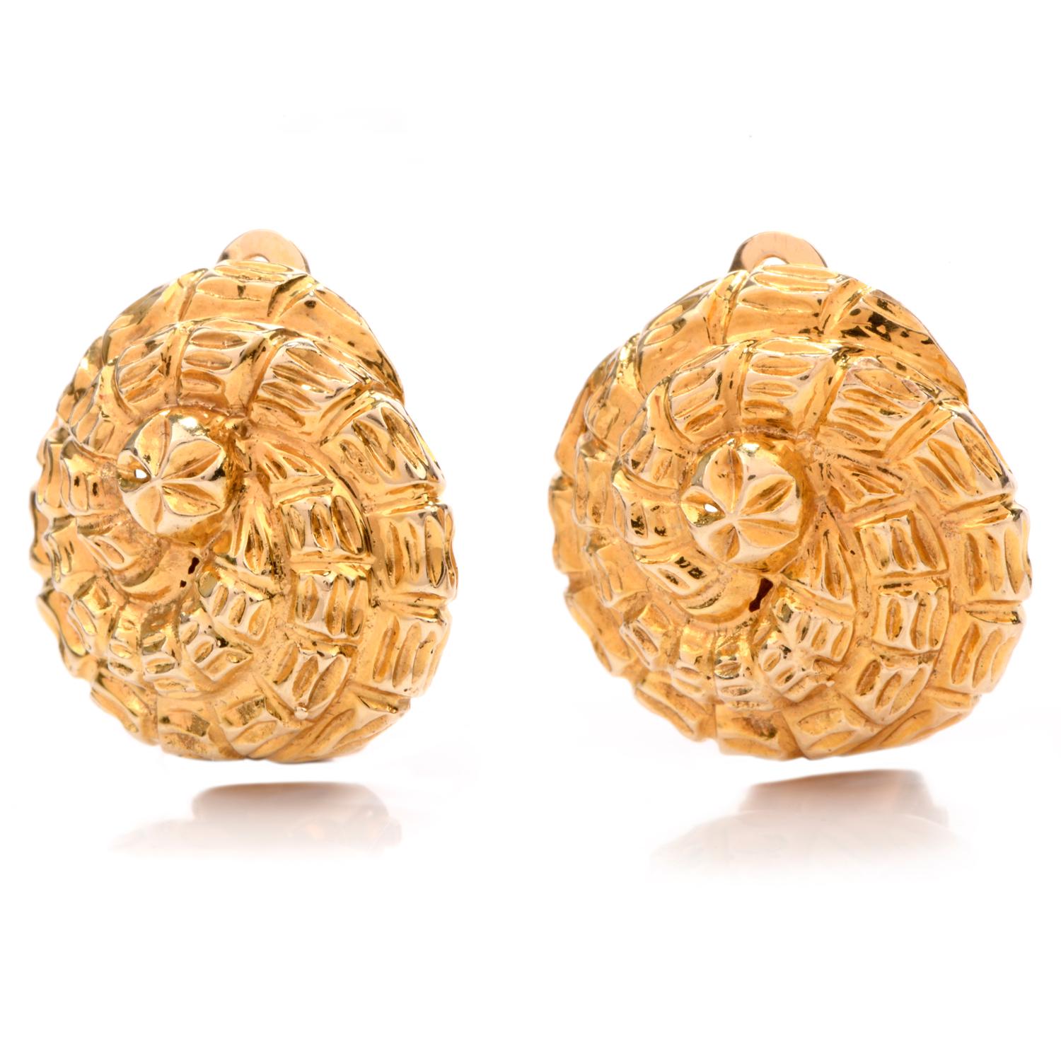These stylish vintage earrings were inspired in a 

Shell motif and crafted in 14K gold.

Weighing appx. 14.7 grams and measuring appx. 20 x 20mm.

They are very comfortable to wear and secure with clip-on backs.

Stamped 14K.

Remain in Pristine