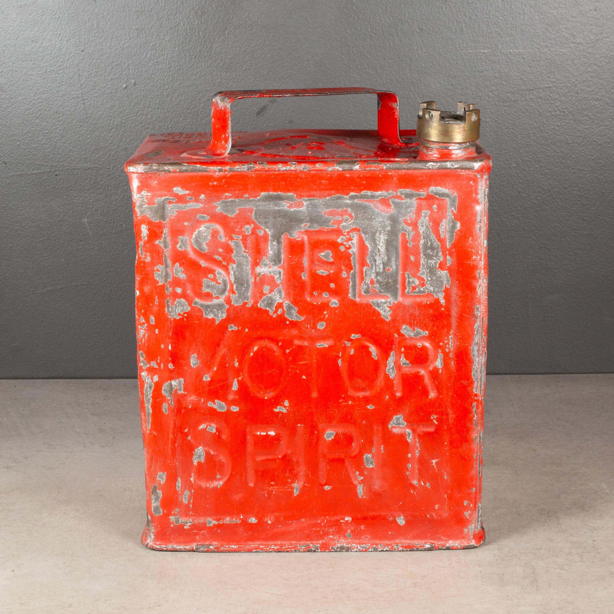 CIRCA

Tanica di benzina Shell Motor Spirit d'epoca con coperchio a vite in bronzo e vernice rossa originale. 

    CREATORE Shell-Mex BPL, Londra, K.K.
    DATA DI FABBRICAZIONE 1940 circa.
    MATERIALI E TECNICHE Metallo, bronzo.
    CONDIZIONE