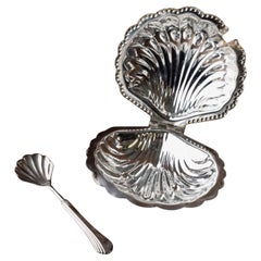 Zuccheriera a conchiglia vintage con cucchiaio, Italia anni
60, per zucchero, salse, burro, marmellata Zuccheriera a conchiglia vintage con cucchiaio, Italia anni
60, per zucchero, salse, burro, marmellata