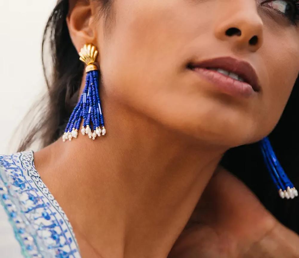 Pendientes de concha en tono dorado firmados por Napier, auténticos vintage de los años 80, con monturas y abanicos de oro amarillo de 14k. Tapa desmontable chapada en oro con borlas formadas por cuentas de rocalla multicolor que van del azul real