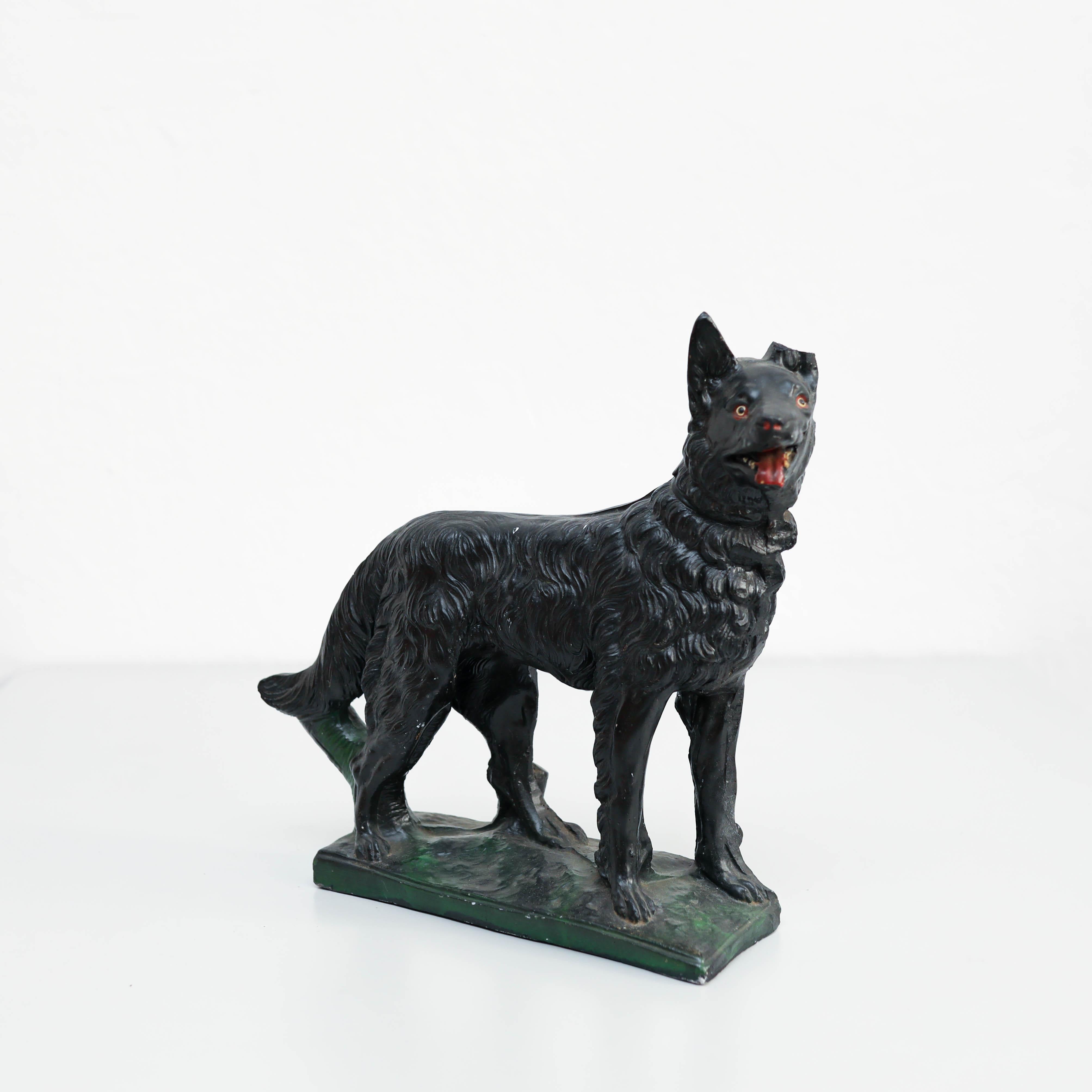 Lassen Sie sich von dem Charme dieser Vintage  Schäferhundfigur, eine reizvolle Ergänzung für Ihr Heim oder Ihre Sammlung. Diese rustikale Hundestatue, die um 1980 in Spanien hergestellt wurde, strahlt Charakter und Wärme aus und ist ein