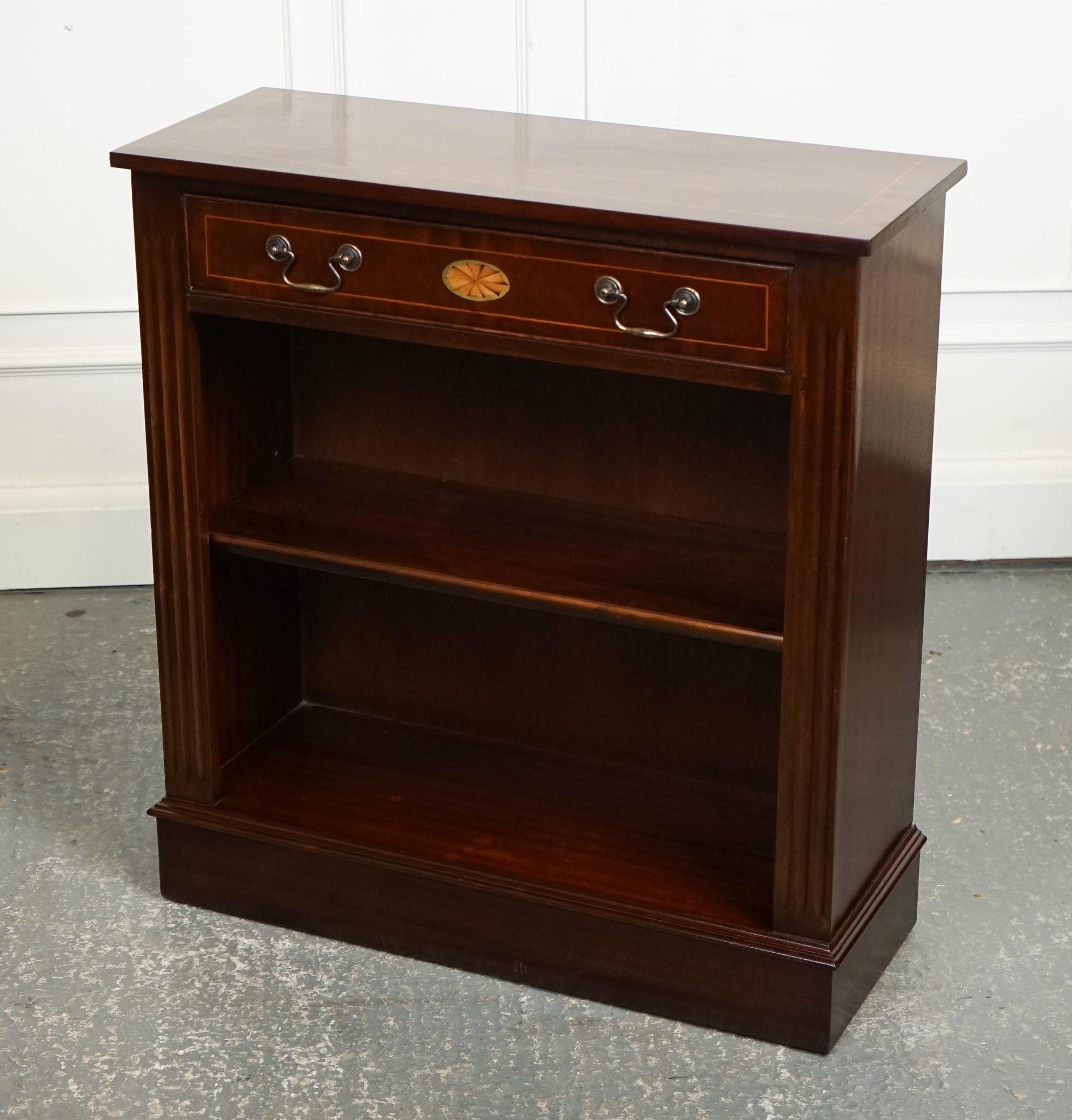 
We are delighted to offer for sale this Vintage Sheraton Dwarf Open Bookcase With Adjustable Shelves.

 Exudes elegance and sophistication with its classic design and rich history. Inspired by the Sheraton style of furniture popular during the late