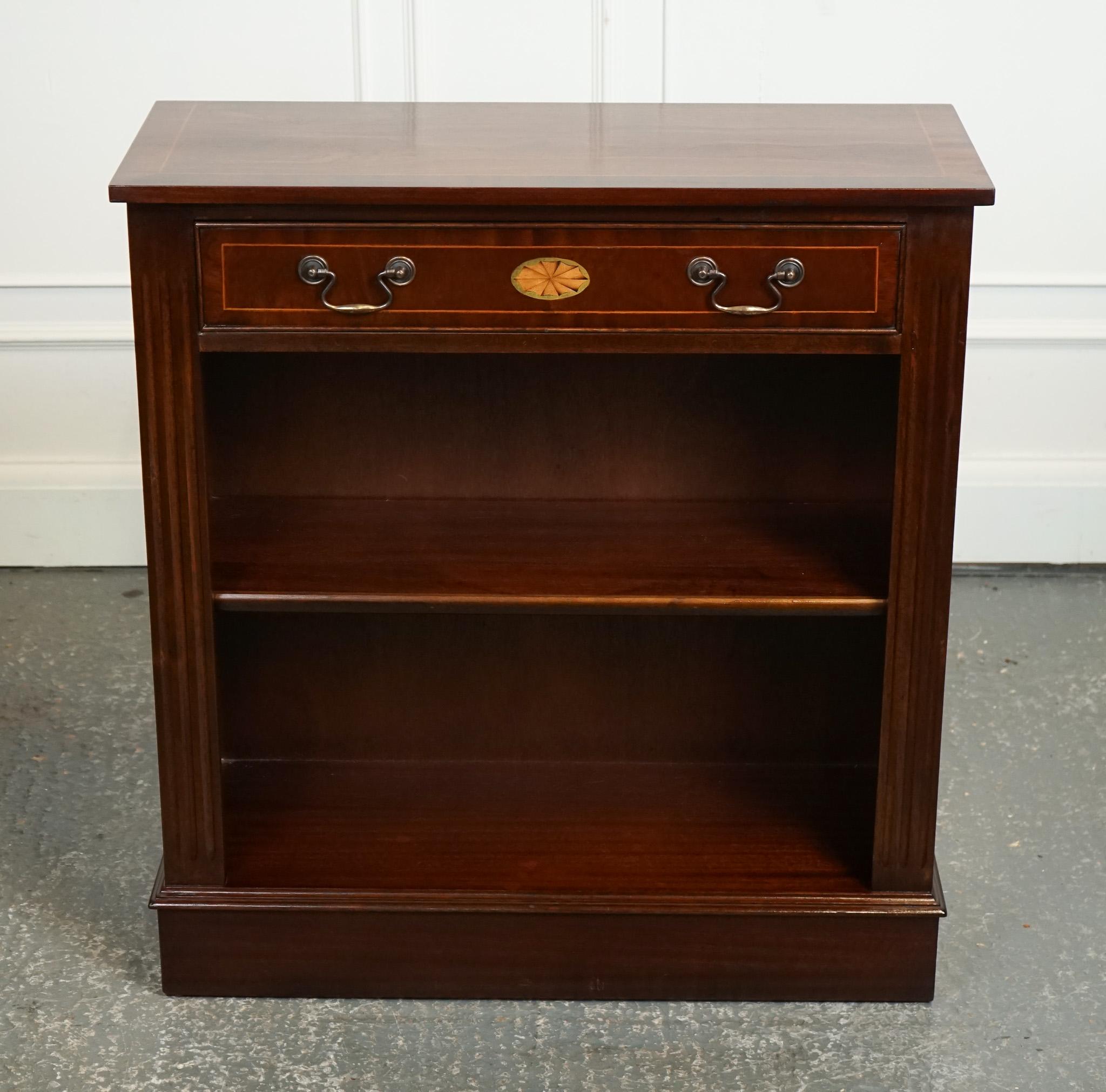 Hand-Crafted VINTAGE SHERATON DWARF OPEN BOOKCASE WITH ADJUSTABLE SHELVE j1 For Sale