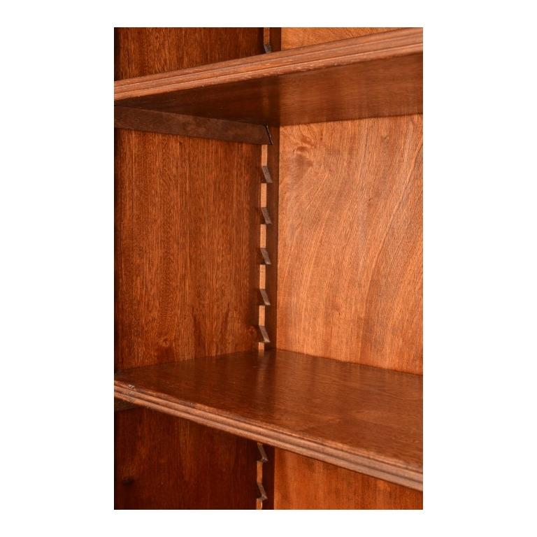 20ième siècle Bibliothèque ouverte en ronce de noyer Vintage Sheraton Revival 20ème siècle en vente