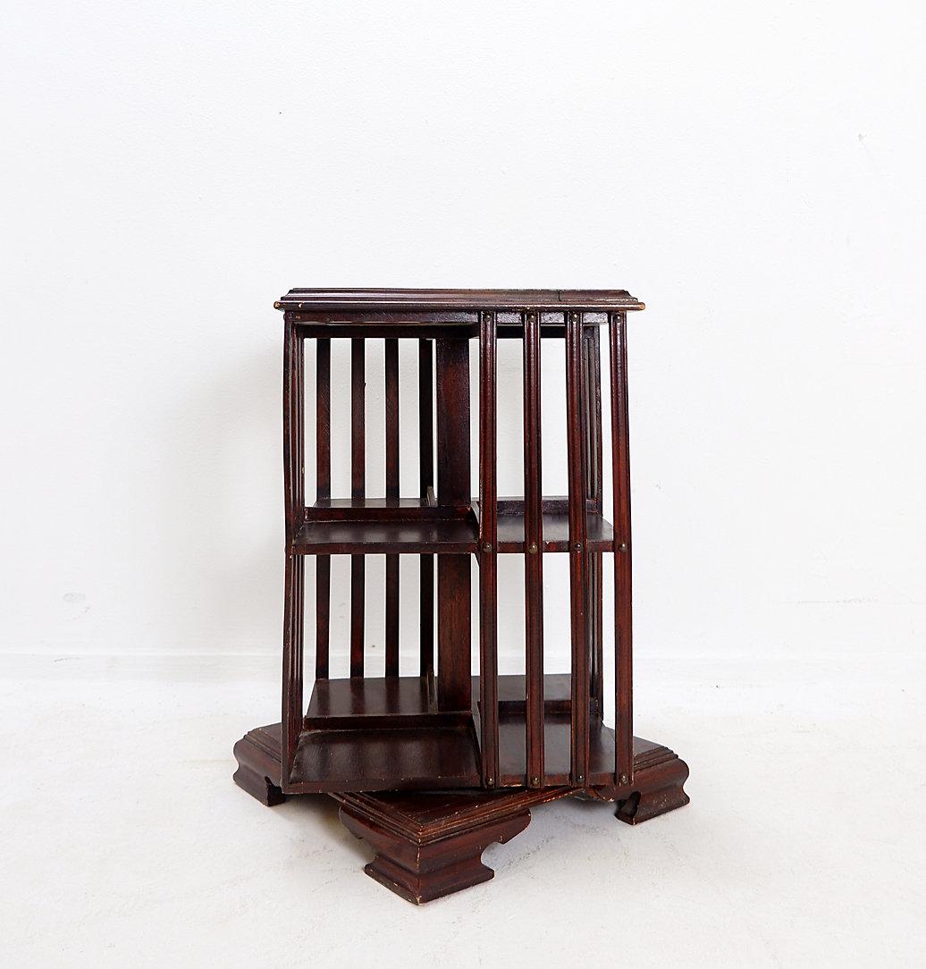 Vintage Sheraton Revival Hartholz & Drehbares Bücherregal Beistelltisch
Beistelltisch - Regal - antik
Maße: 40x40cm H:60cm 
Abnutzung entsprechend dem Alter und dem Gebrauch
Verkauft wie besehen 
 