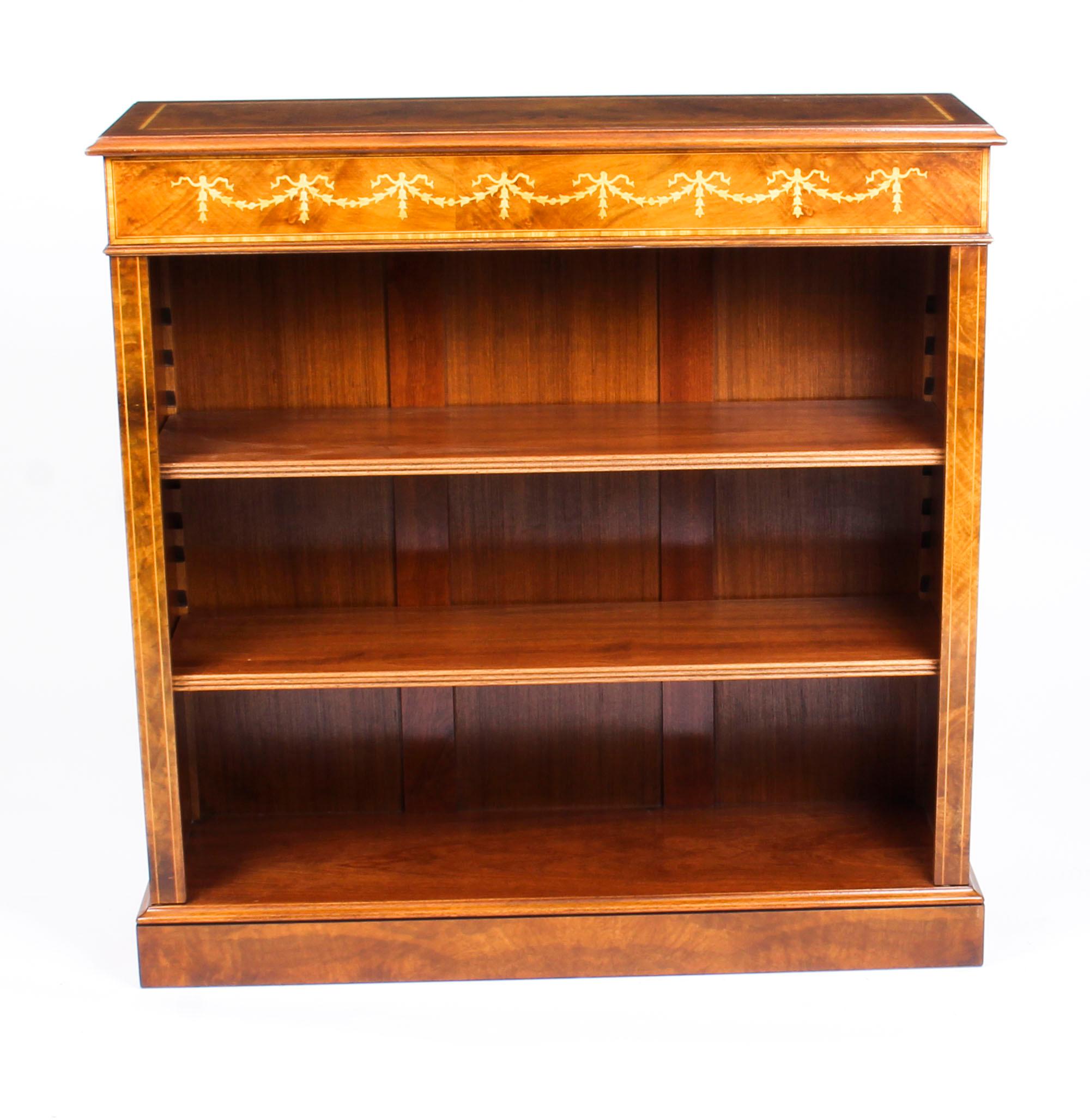 Vintage Sheraton Revival Offenes Bücherregal aus Wurzelnussholz im Angebot 7