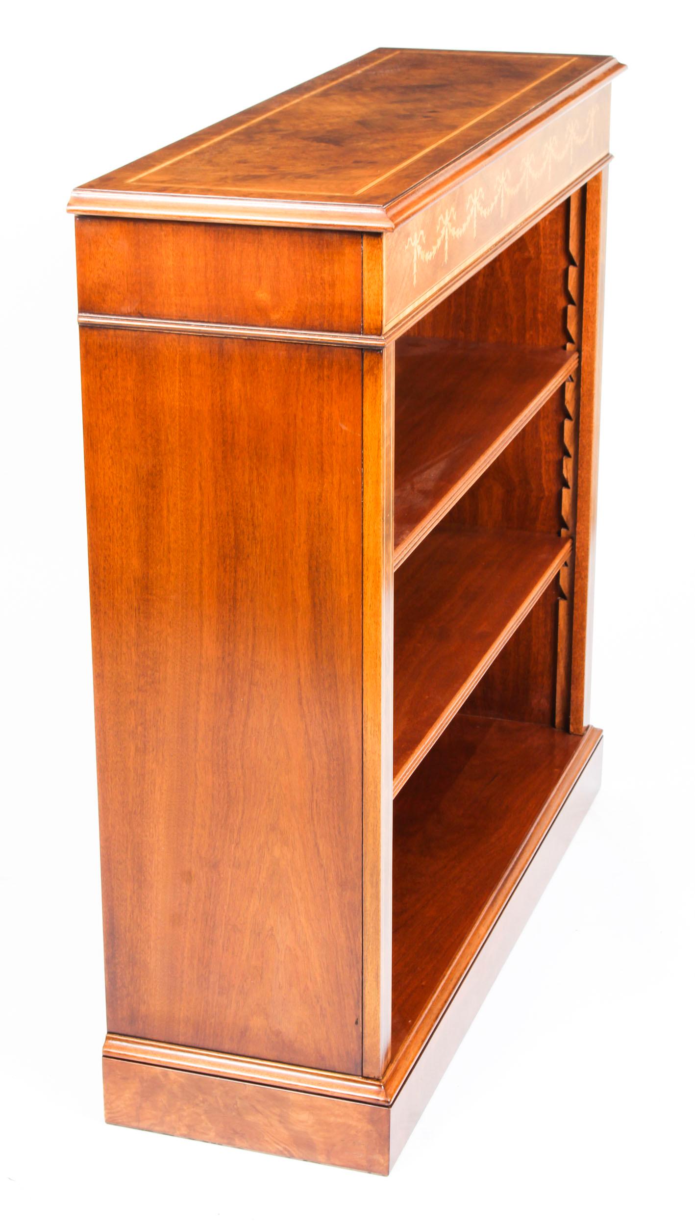 Vintage Sheraton Revival Offenes Bücherregal aus Wurzelnussholz (20. Jahrhundert) im Angebot