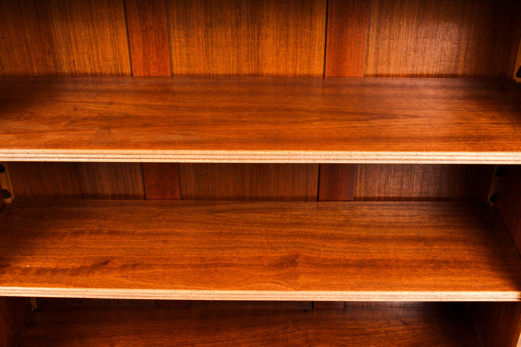Vintage Sheraton Revival Offenes Bücherregal aus Wurzelnussholz (Seidenholz) im Angebot