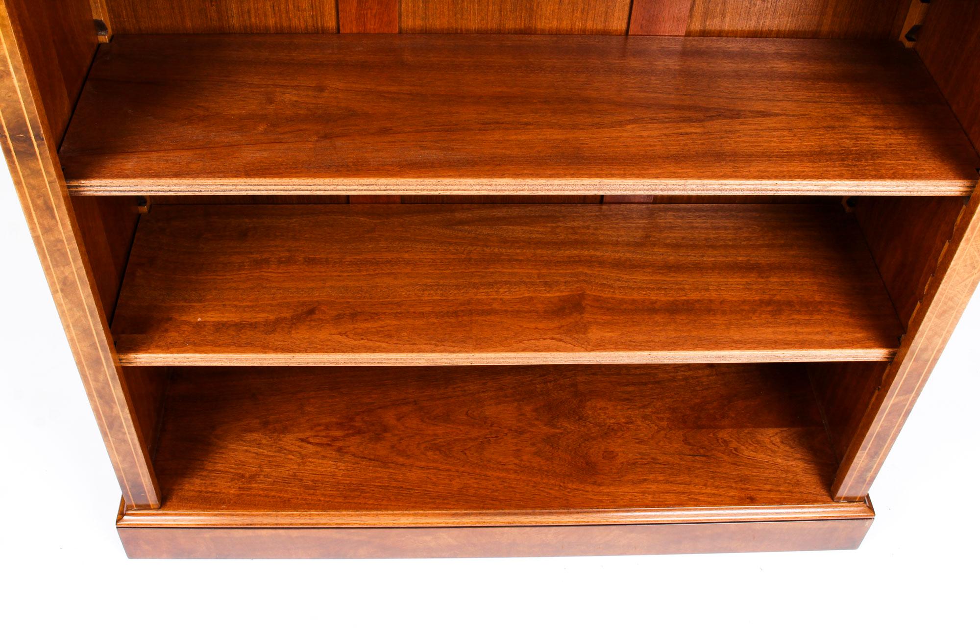 Vintage Sheraton Revival Offenes Bücherregal aus Wurzelnussholz im Angebot 2