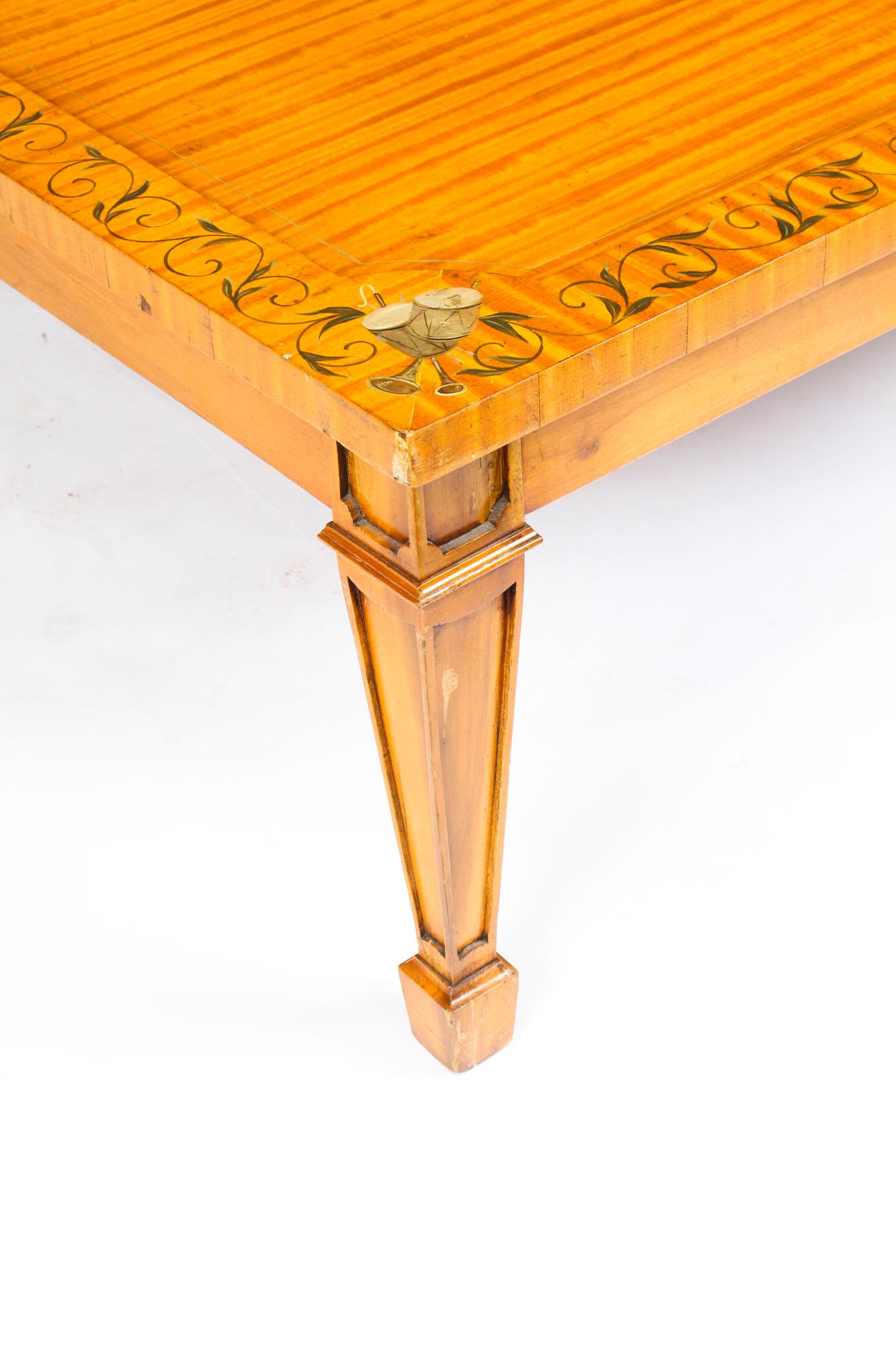 Citronnier Table basse vintage en bois de satin peint de style néo-historique Sheraton, XXe siècle en vente