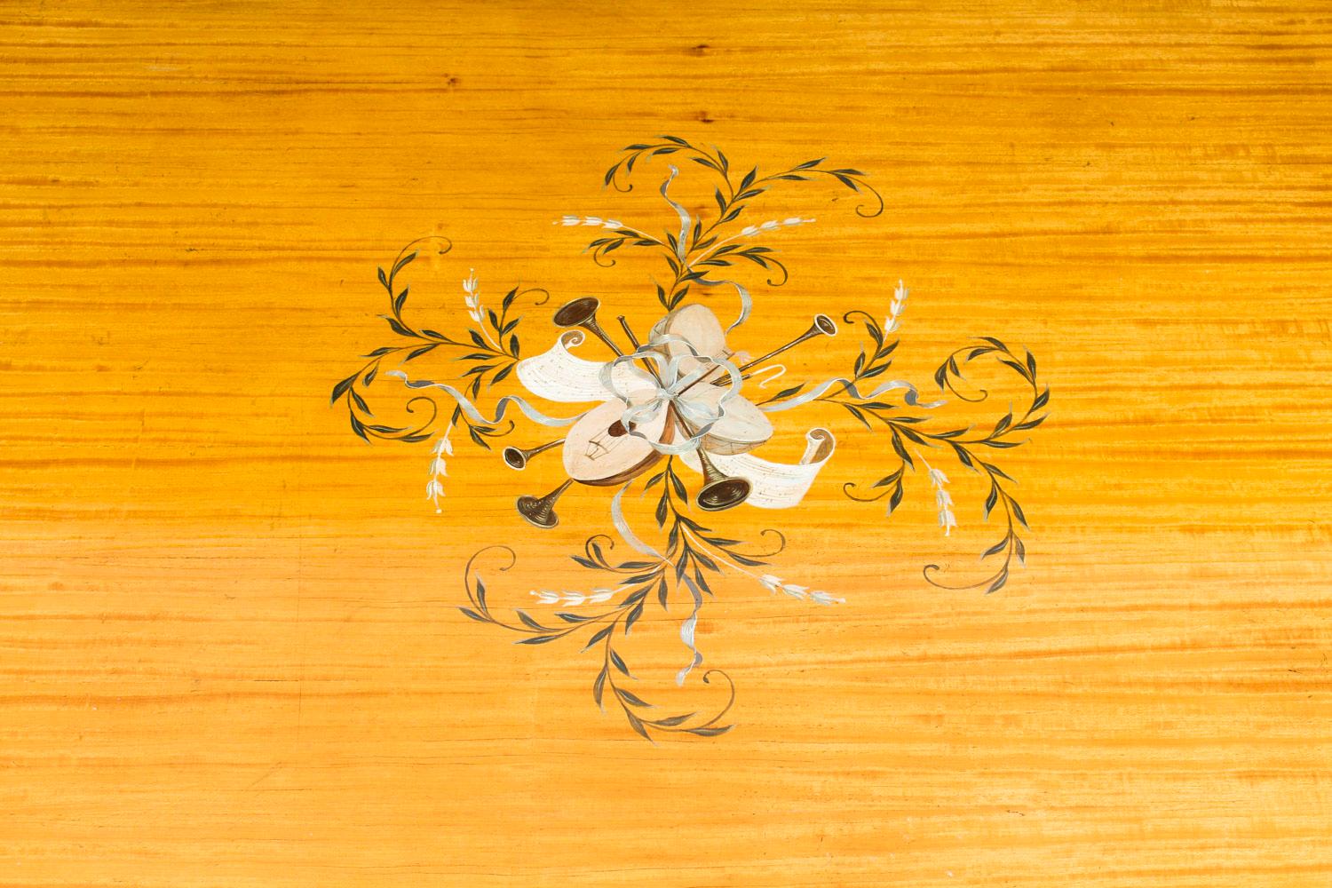 20ième siècle Table basse vintage Sheraton Revival peinte en bois de satin 20ème siècle en vente